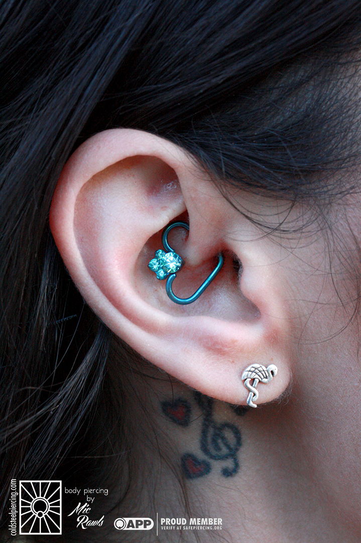 Fresh daith piercing from the other day showing off this super cute niobium heart with titanium “Caeli” gem cluster from Industrial Strength, anodized teal in house!