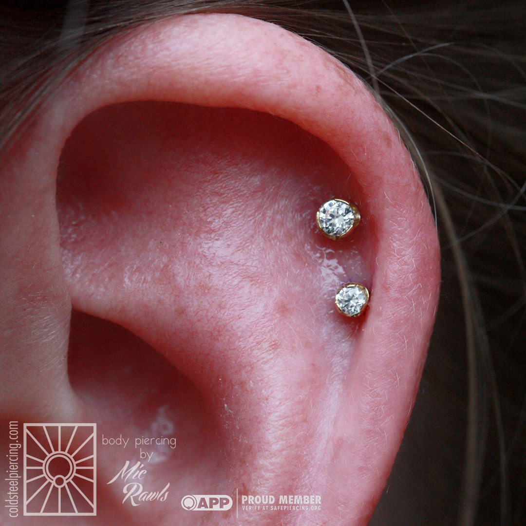 Simple and classic ✨ Fresh set of helix piercings showing off a super cute combo of cz's set in 18k gold from Anatometal.