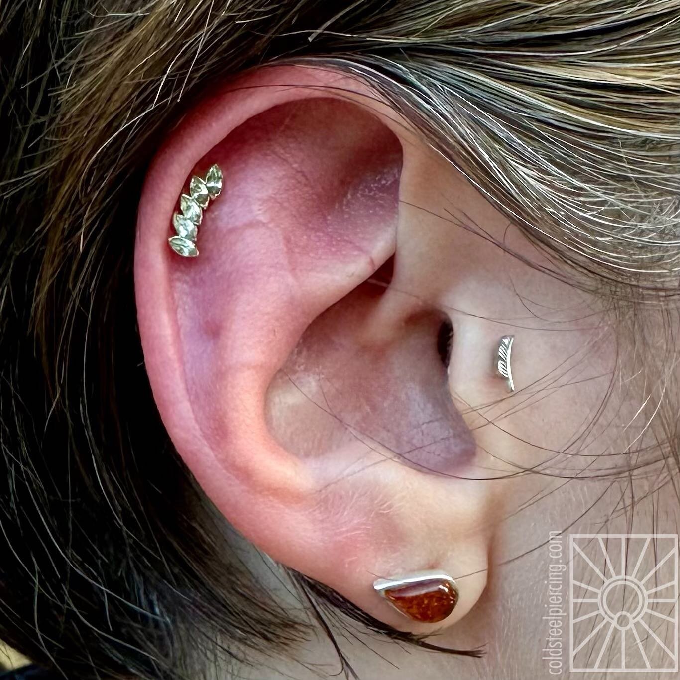 Fresh helix piercing by @deadstoptracks with a green sapphire &ldquo;Fanfare 5&rdquo; end in yellow gold from @anatometalinc 🌱✨
📸: @henrys_piercings 
-----------------------------
Follow us!
Facebook.com/coldsteelamerica
Instagram @coldsteelpiercin