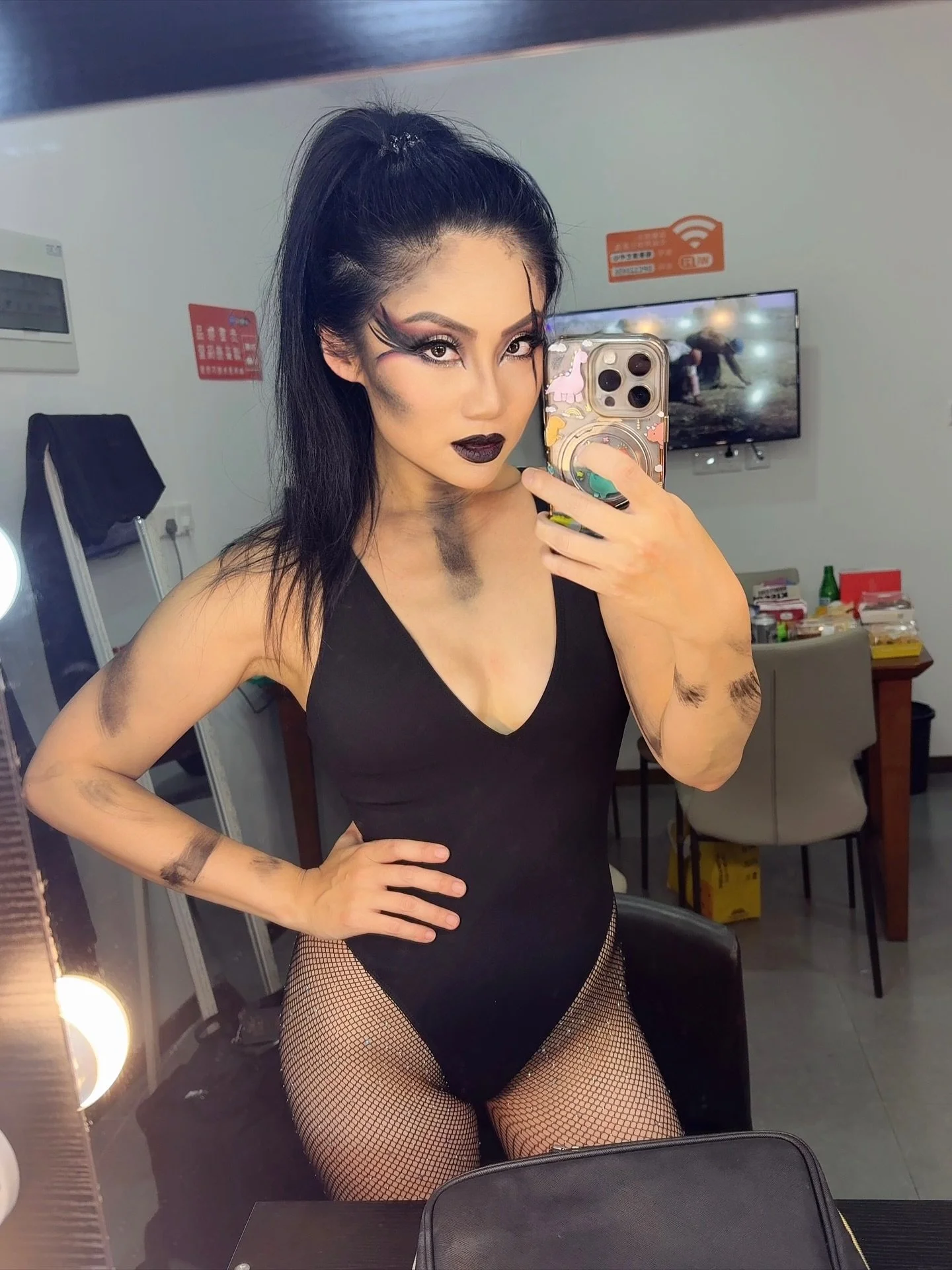 This is 40 🖤 
Last night marked my second show in Shanghai, a beautiful evening crowned by the best 🍕 Pizza &ldquo;cake&rdquo; and midnight dinner shared with the tour family. 
We are ✈️ to Guangzhou now - I can&rsquo;t believe how time has flown a