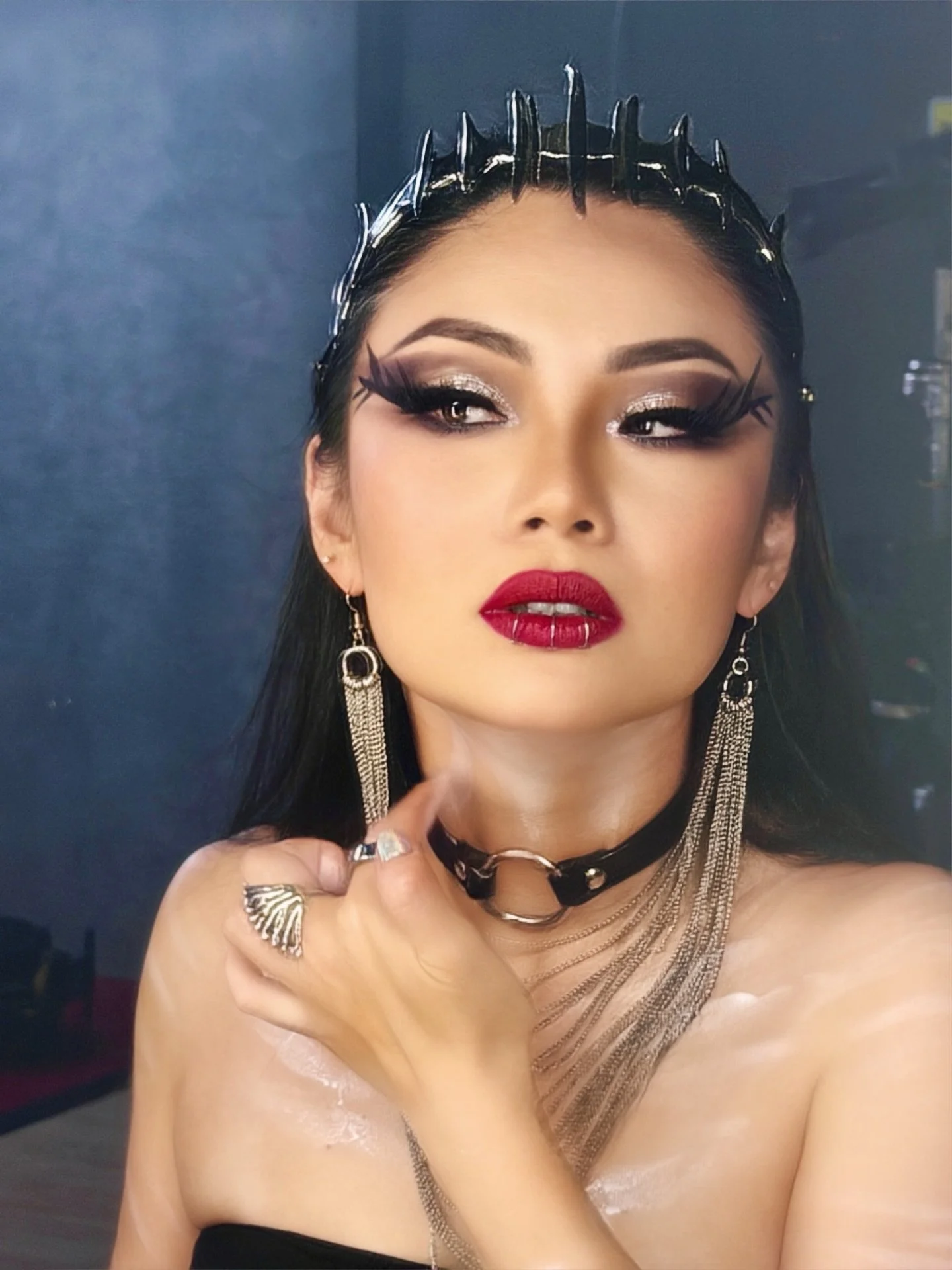 On set for my new video dropping Friday the 13th of March&hellip; 🎬  SWIPE ➡️ for a selfie from today in France&mdash;vacation mode: eating an entire baguette 🥖 in the car with my French lover 😆🇫🇷 
#BehindTheScenes #BaguetteLife #PiratesoftheCar