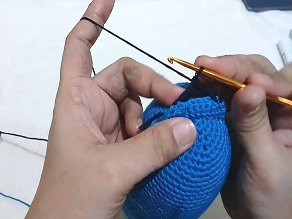 In crocheting the beak, use Natura Black for the inner beak and Natura Blue for the outer beak