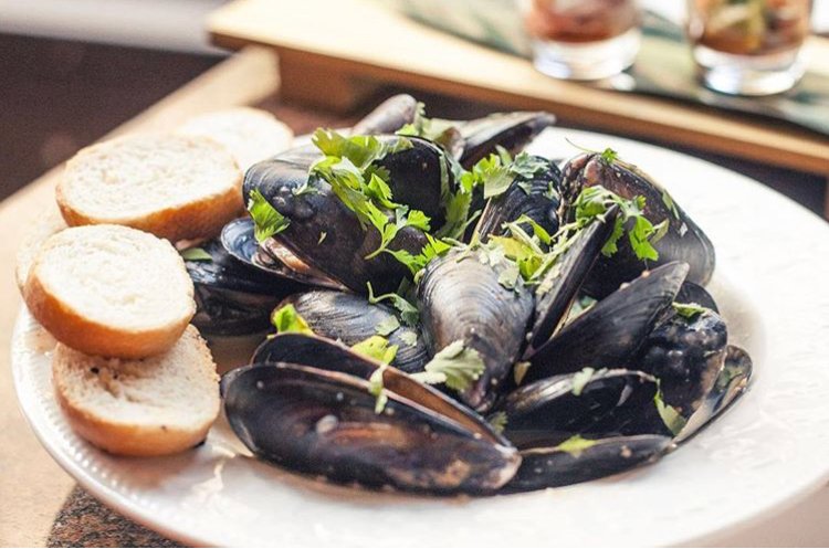 Steam mussels (now with rice instead of bread)