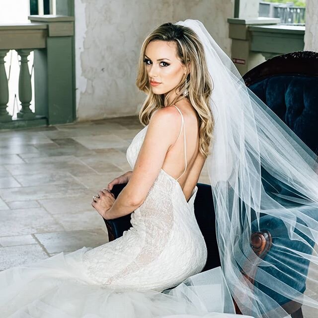 Beautiful bride at the @villa_antonia. 💕@svetlanaphotographyatx #makeup #wedding #austinwedding #bride #villaantonia #austinweddingvenue #austinmakeup #bridaldress #bridalmakeup #austinmakeupartist #atxwedding #bridalhair #makeupaustin #weddingdress