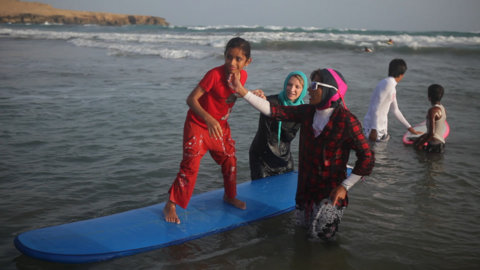 WOMEN WHO SURF - GET HIJAB! EASKY IN IRAN