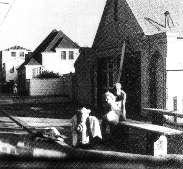 ¿Tommy Zahn y Darrylin Zanuck dando forma a tablas fuera de un garaje, en algún lugar de California, en algún momento de la década de 1940?  Garage podría pertenecer al gobernador del estado de California, Earl Warren.  Foto de la colección Dagmar Zahn.