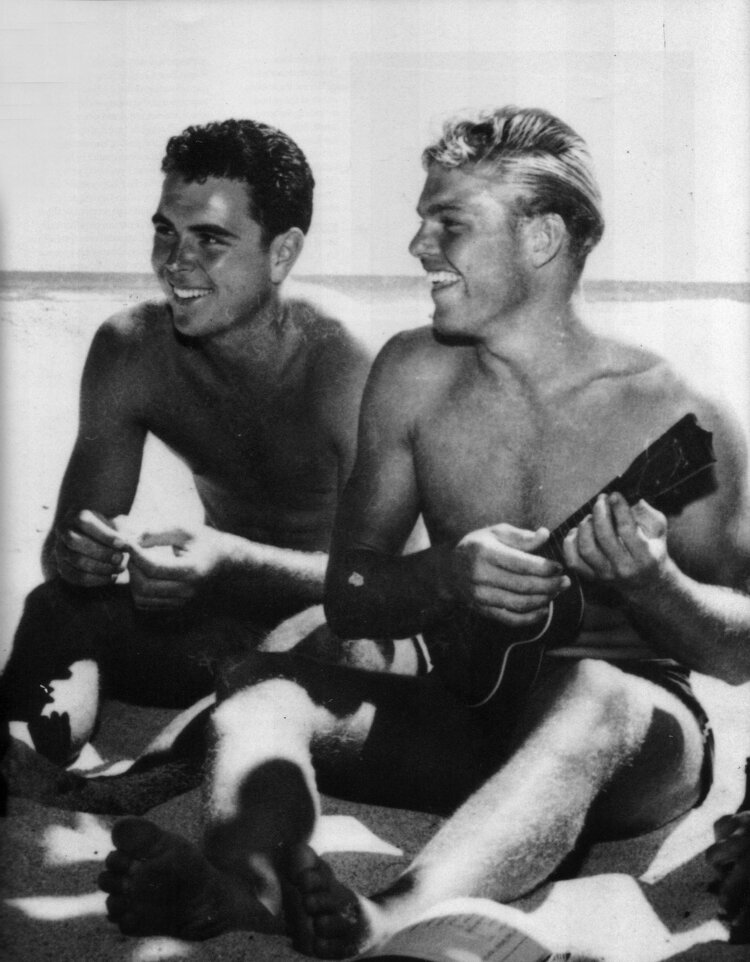 Matt Kivlin y Tom Zahn, peinando en la playa y llevándose todo el ukelele.  Foto de la colección Dagmar Zahn.