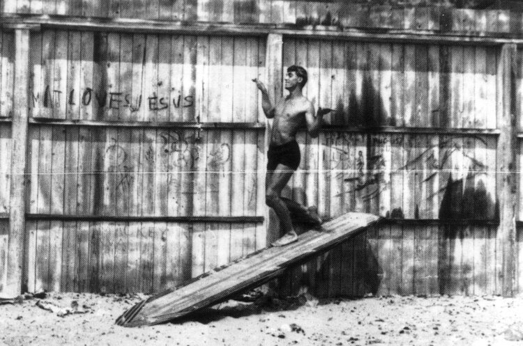 Joe Quigg, bailando consigo mismo en una tabla de madera cortada, alrededor de la década de 1940.  Esa tabla era mucho más corta de lo normal en ese entonces.  Foto de la colección Dagmar Zahn.
