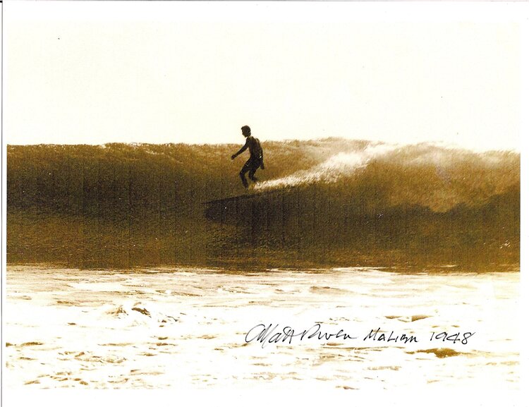 Matt Kivlin, diseñando un Malibu Chip a lo largo de un hermoso y solitario Muro de Malibu - 1948. Firmado por Kivlin.  El origen de la foto es conocido, pero probablemente Joe Quigg, o tal vez John Larronde.