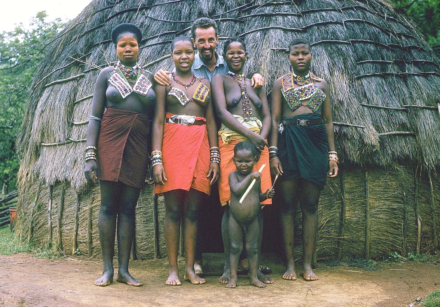 Metz 10 - 1959 - Dick and four African women and kid - Metz68 - 8 M.jpg