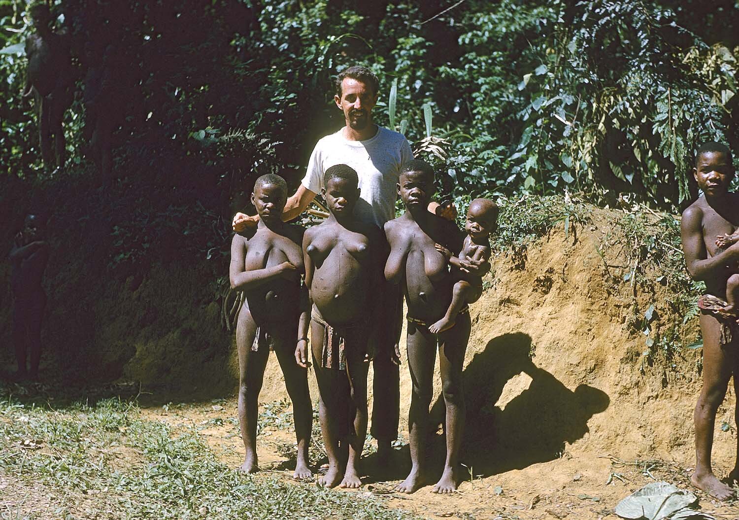 Metz 10 - 1959 - Dick with pygmie chicks = Metz79- 8 M.jpg