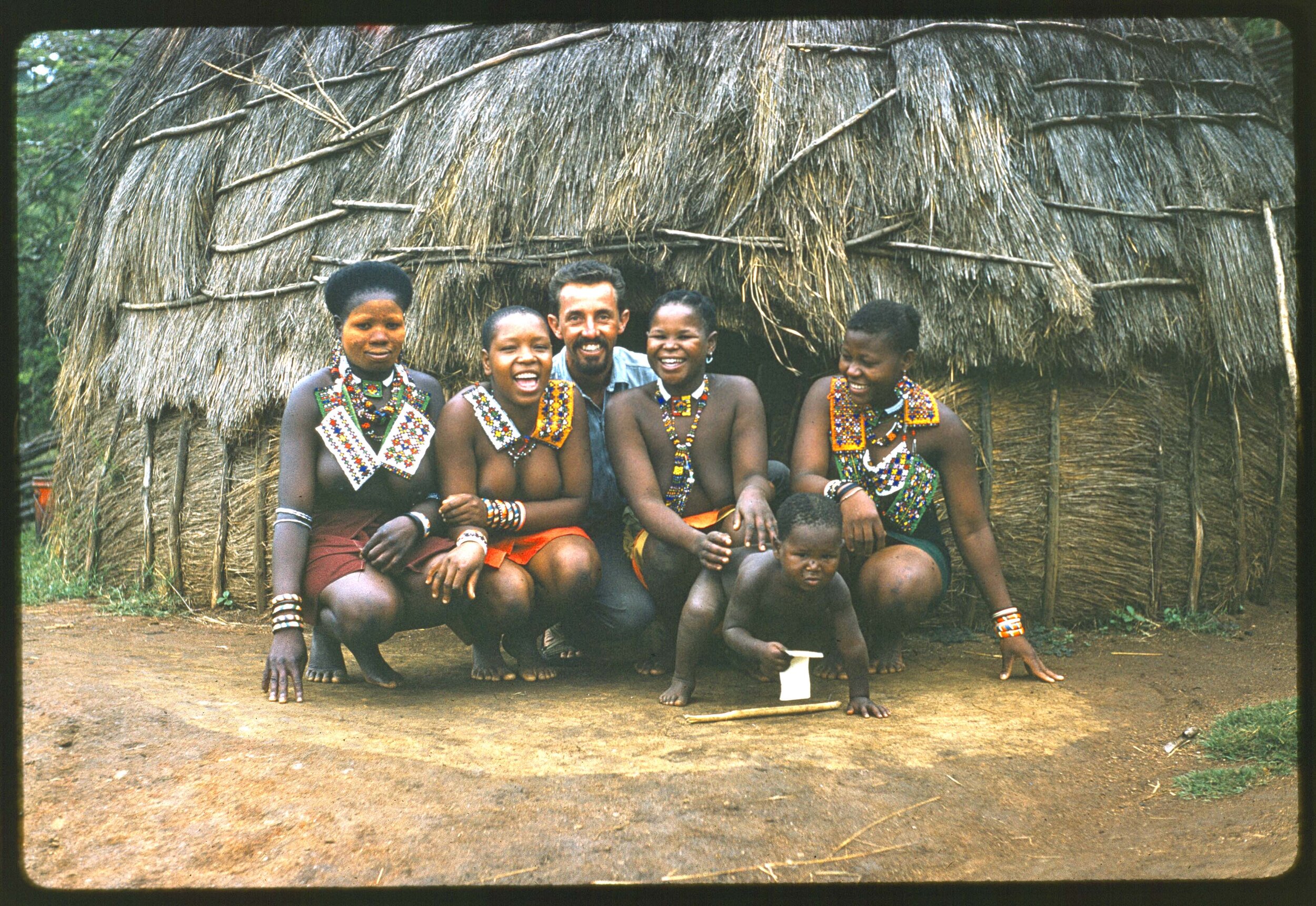 Metz 10 - 1959 - Metz and four pygmie chicks - A 6 - 97 M.jpg