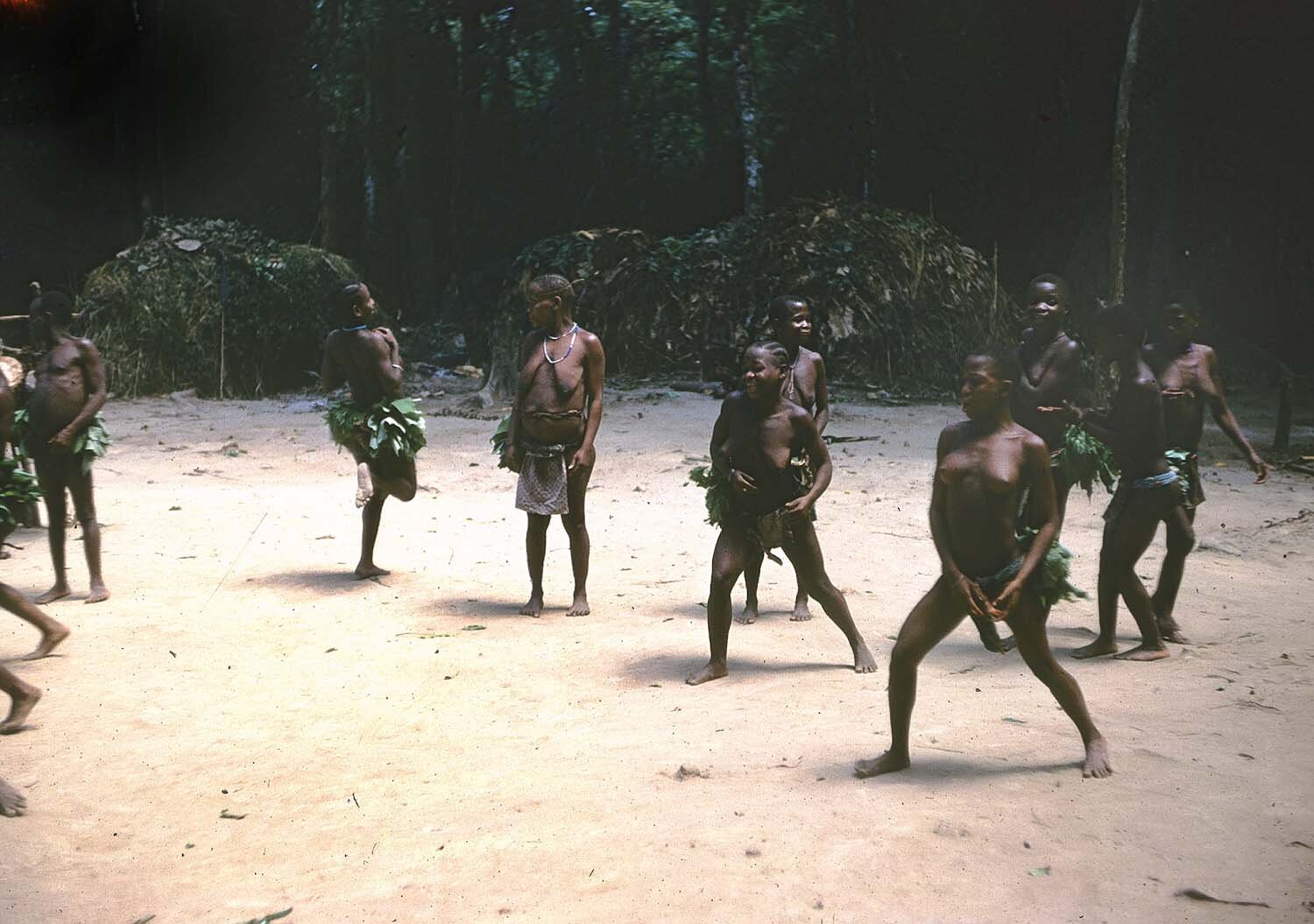 Metz 10 - 1959 - Pygmie girls dancing - Metz81 - 8 M.jpg