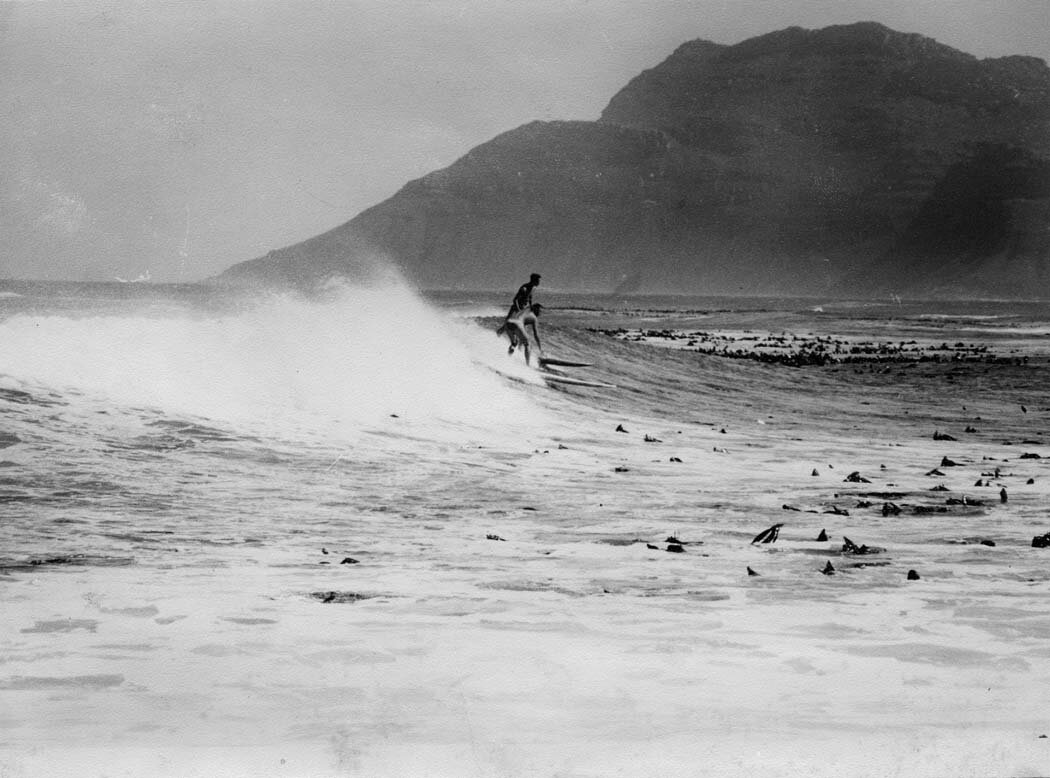 Metz 10 - 1958 - Dick Whitmore surfing capetwon b-w - 22CapetownDickWhitmore1959 - 2 M.jpg