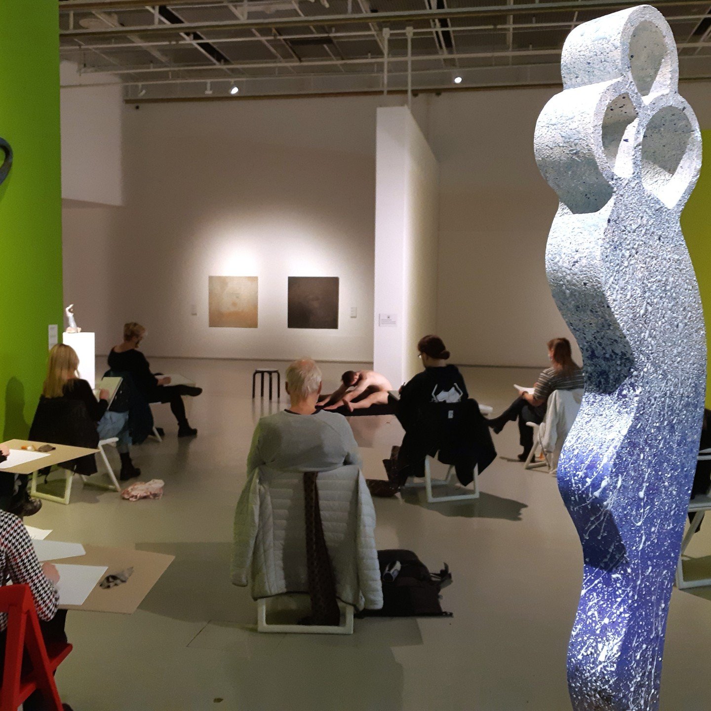 Tervetuloa Artsin croquis-piirustusiltaan keskiviikkona 4.12. klo 18-20! 

Piirr&auml;mme el&auml;v&auml;&auml; mallia 1-5 minuutin asennoissa ja itsen&auml;isesti ilman piirustuksenohjausta. Ota mukaan omat piirustusv&auml;lineet. Tulethan paikalle 