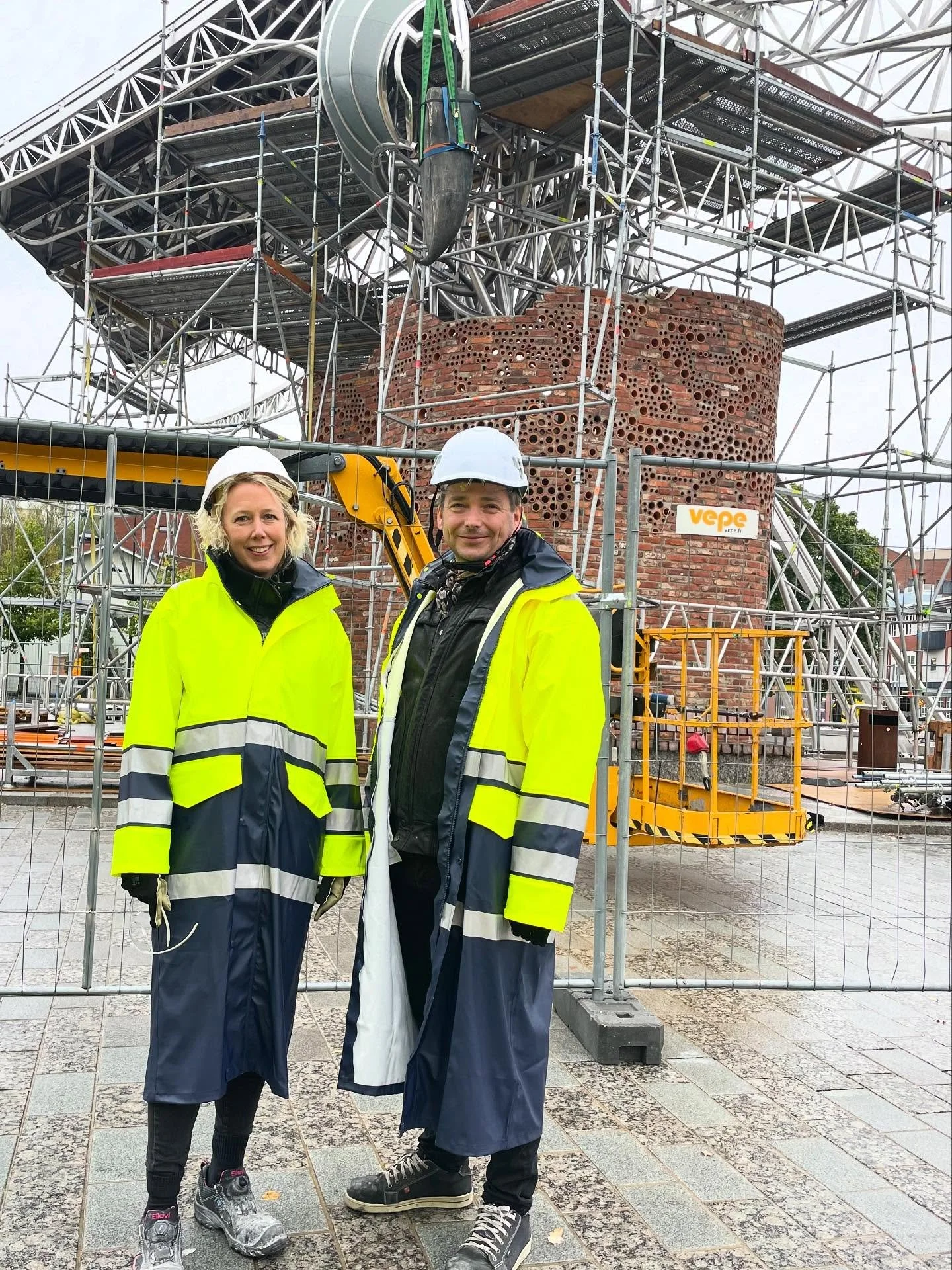 🖤 Tied&auml;tk&ouml;, mit&auml; on rakentumassa Tikkurilan paraatipaikalle, Carl Albert Edelfeltin aukiolle? Se on Teija ja Pekka Isor&auml;tty&auml;n monumentaalinen julkinen taideteos nimelt&auml; Korppi.

Maanantaina k&auml;vimme sovittamassa Kor