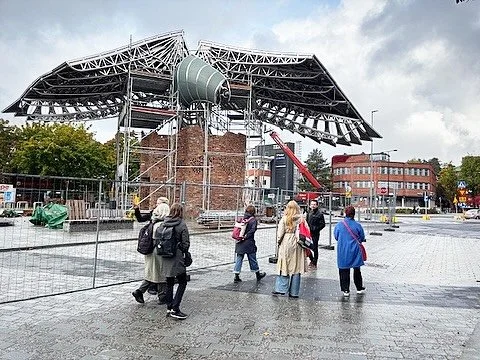 📍Tapasimme eilen Korpilla valtion taideteostoimikunnan kanssa. Teija ja Pekka Isor&auml;tty&auml; esitteliv&auml;t toimikunnalle viel&auml; keskener&auml;ist&auml; Tikkurilan suurteostaan. Korppi tulee osaksi Vantaan taidemuseon kokoelmaa.

📍Korpis