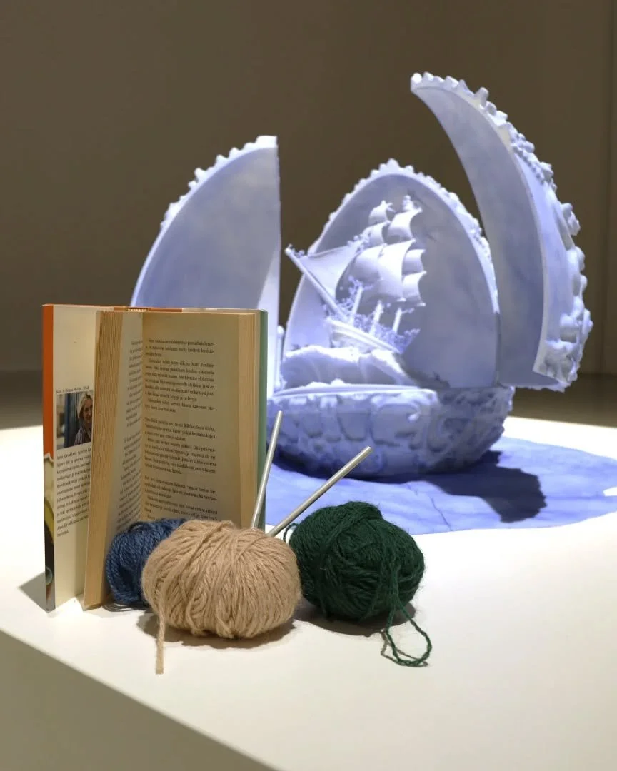 Syksyist&auml; tunnelmointia taiteen, fantasiakirjallisuuden ja k&auml;sit&ouml;iden parissa! 🧶📙🐉🍂

Artsi j&auml;rjest&auml;&auml; yhteisty&ouml;ss&auml; Myyrm&auml;en kirjaston kanssa kolme Novellikoukku-tapahtumaa. Novellikoukussa kuullaan &aum
