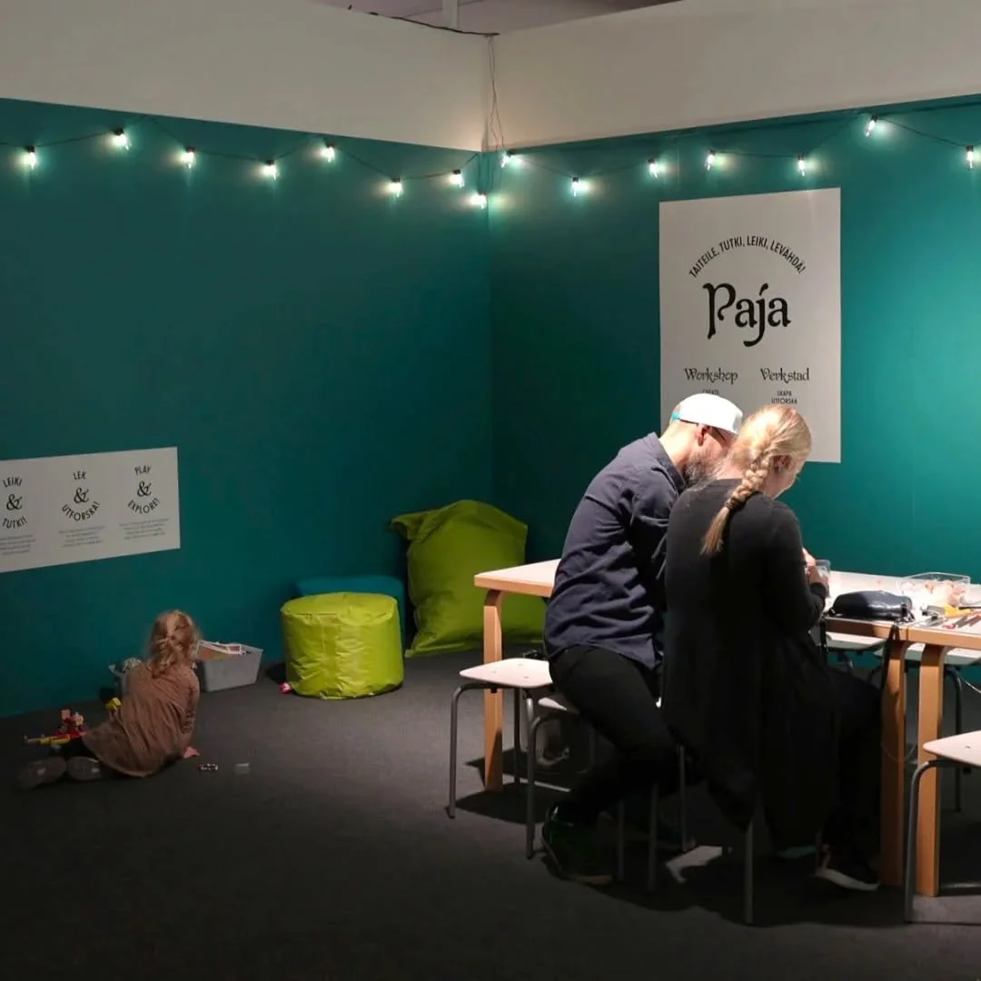 Peilissä katoavat ajan varjot -näyttelyn pajassa voit taiteilla oman voimatalismaanin! Mieti, minkälaista voimaa taide antaa sinulle ja askartele taikaesine, jonka sisällä voima pysyy mukanasi. Pienimmät näyttelyvie