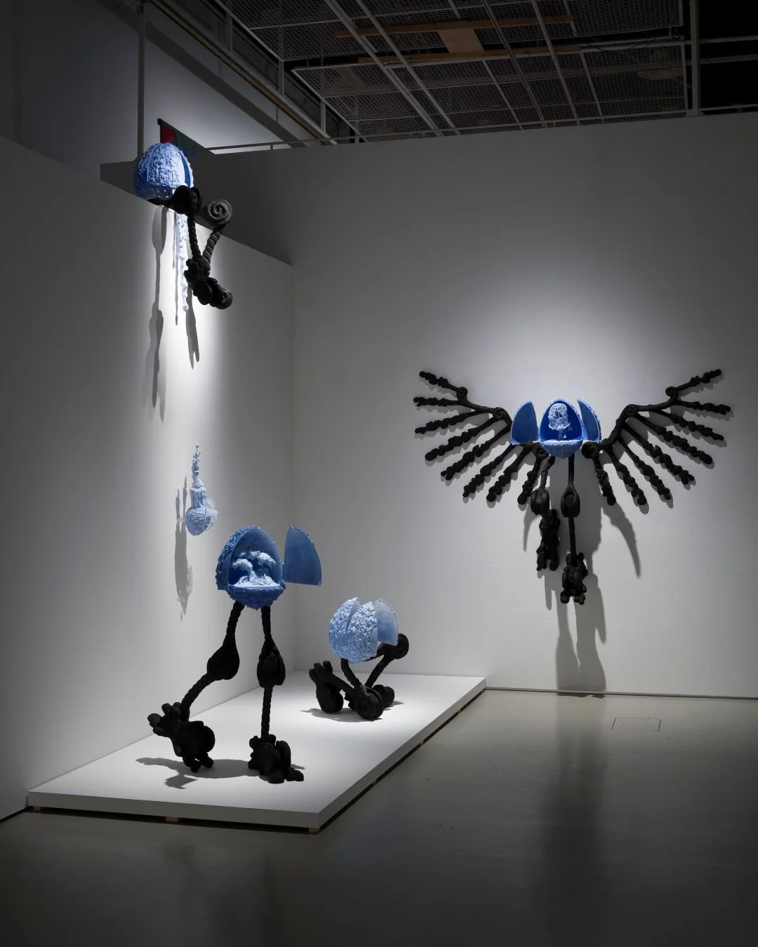 🌌 Peilissä katoavat ajan varjot -näyttelyssä kuvanveistäjä Eetu Sihvosen (s. 1994-) teokset yhdistävät tarinankerrontaa ja roolipelien maailmaa. Sihvosen teokset käsittelevät usein kuvitteellisten ymp&aum