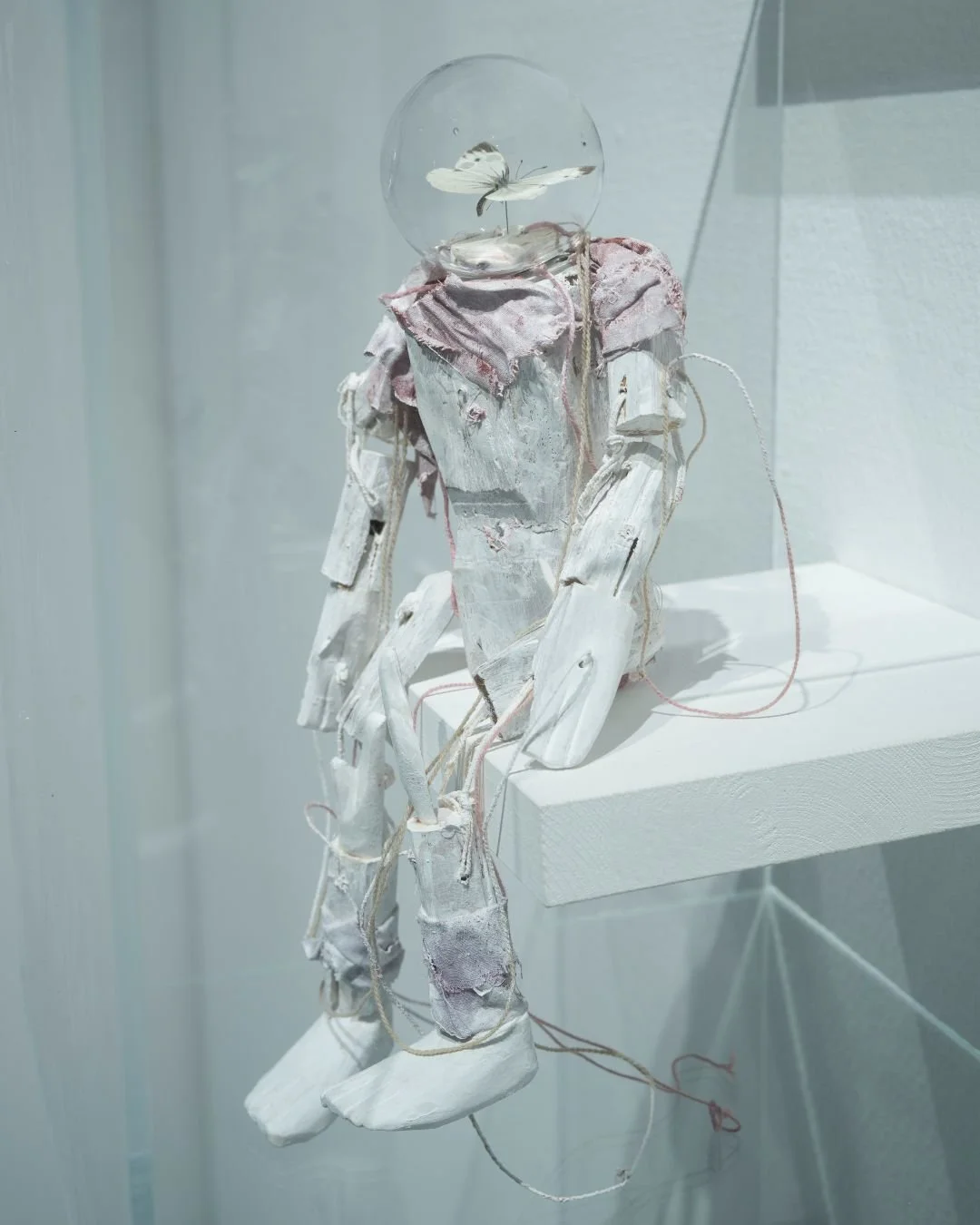 🤍 Peiliss&auml; katoavat ajan varjot-n&auml;yttelyn kuvataiteilija Kaija Poijula (s.1963-) saa teoksiinsa inspiraation ymp&auml;r&ouml;iv&auml;st&auml; maailmasta: musiikista, elokuvista, sattumista ja kohtaamisista🤍 
 
Poijulan teoksissa yhdistyy 