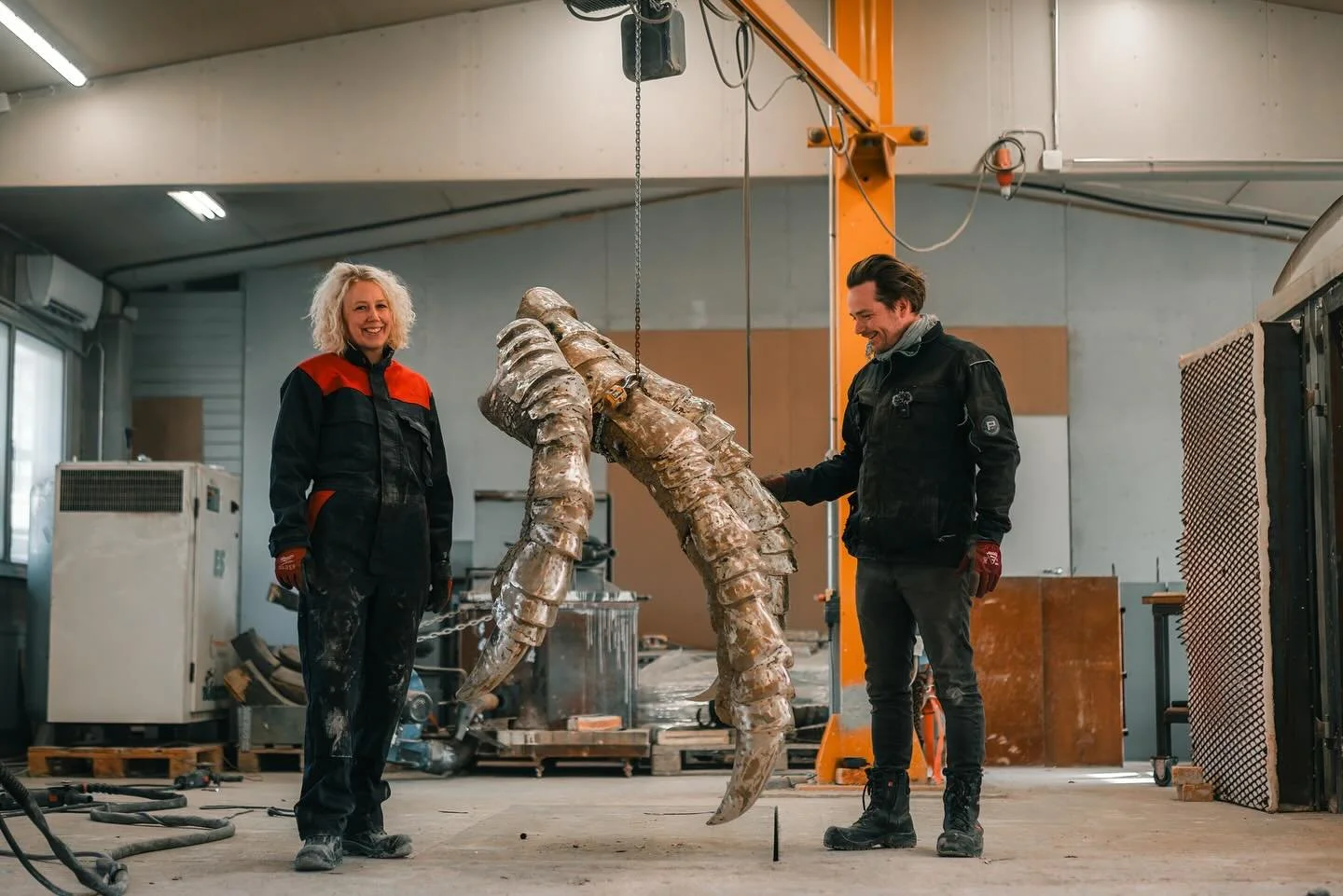 Teija ja Pekka Isor&auml;tty&auml;n Korppi-veistos on toteutettu eri metalleista: ter&auml;ksest&auml;, kuparista ja pronssista. N&auml;m&auml; metalliosat ovat alansa huippuosaajien k&auml;sin tekemi&auml; ja t&auml;ysin uniikkeja. 

&rdquo;Korppi o