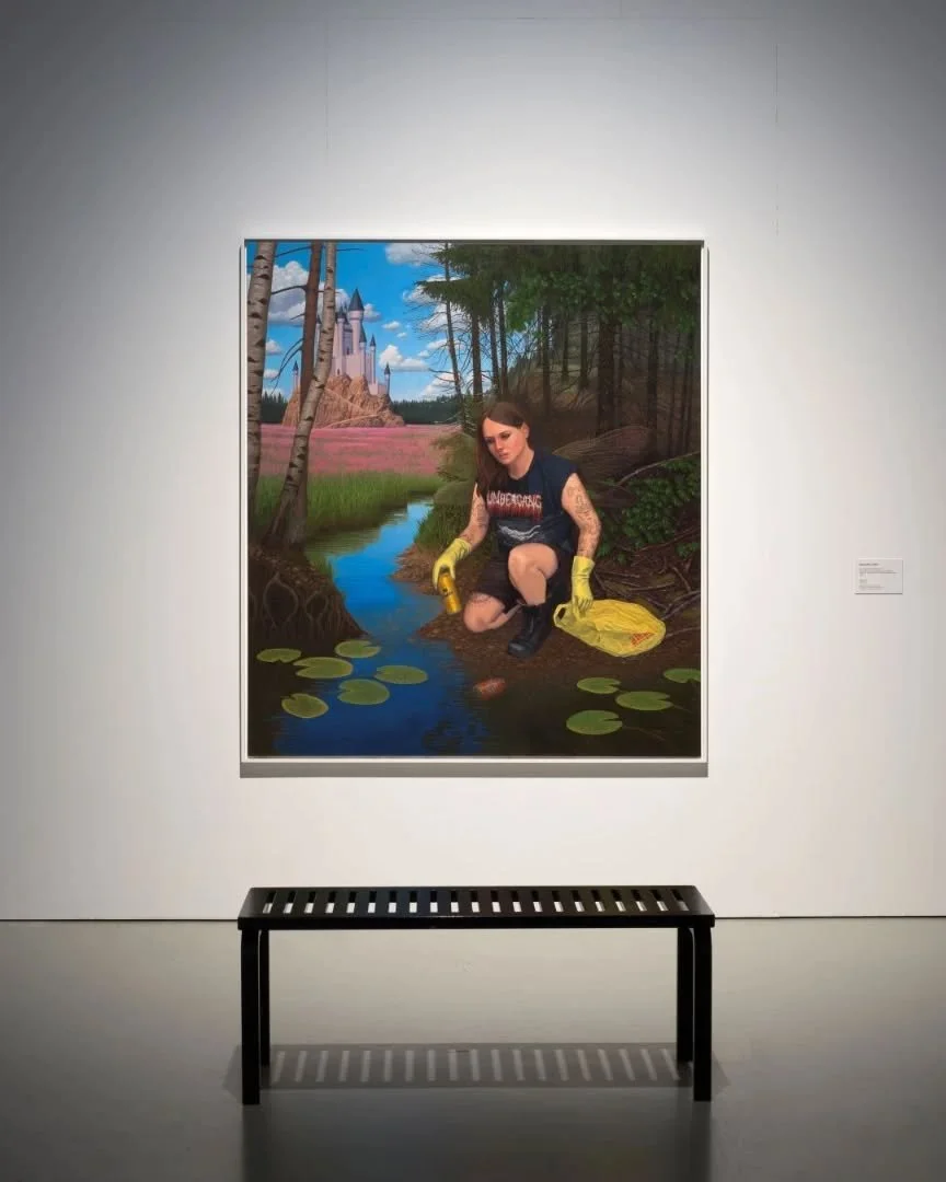 🏰Peiliss&auml; katoavat ajan varjot -n&auml;yttelyn kuvataiteilija Joel Slotte (s. 1987&ndash;) tekee yksityiskohtaisia &ouml;ljyv&auml;rimaalauksia ja piirustuksia. Slotte rakentaa teoksiinsa maailmoja, joissa todellisuus saa kuvitteellisia ja symb