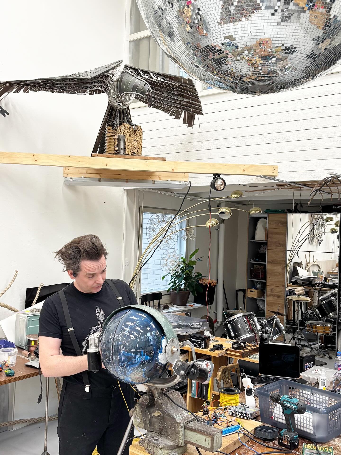 Teija ja Pekka Isor&auml;tty&auml;n Korppi-teoksen yhten&auml; erikoisuutena on liikkuva robottisilm&auml;. Liikkeen lis&auml;ksi Korpin silm&auml; tuo teokseen kiehtovan sis&auml;ll&ouml;llisen ulottuvuuden &ndash; silm&auml;n&auml; toimii nimitt&au