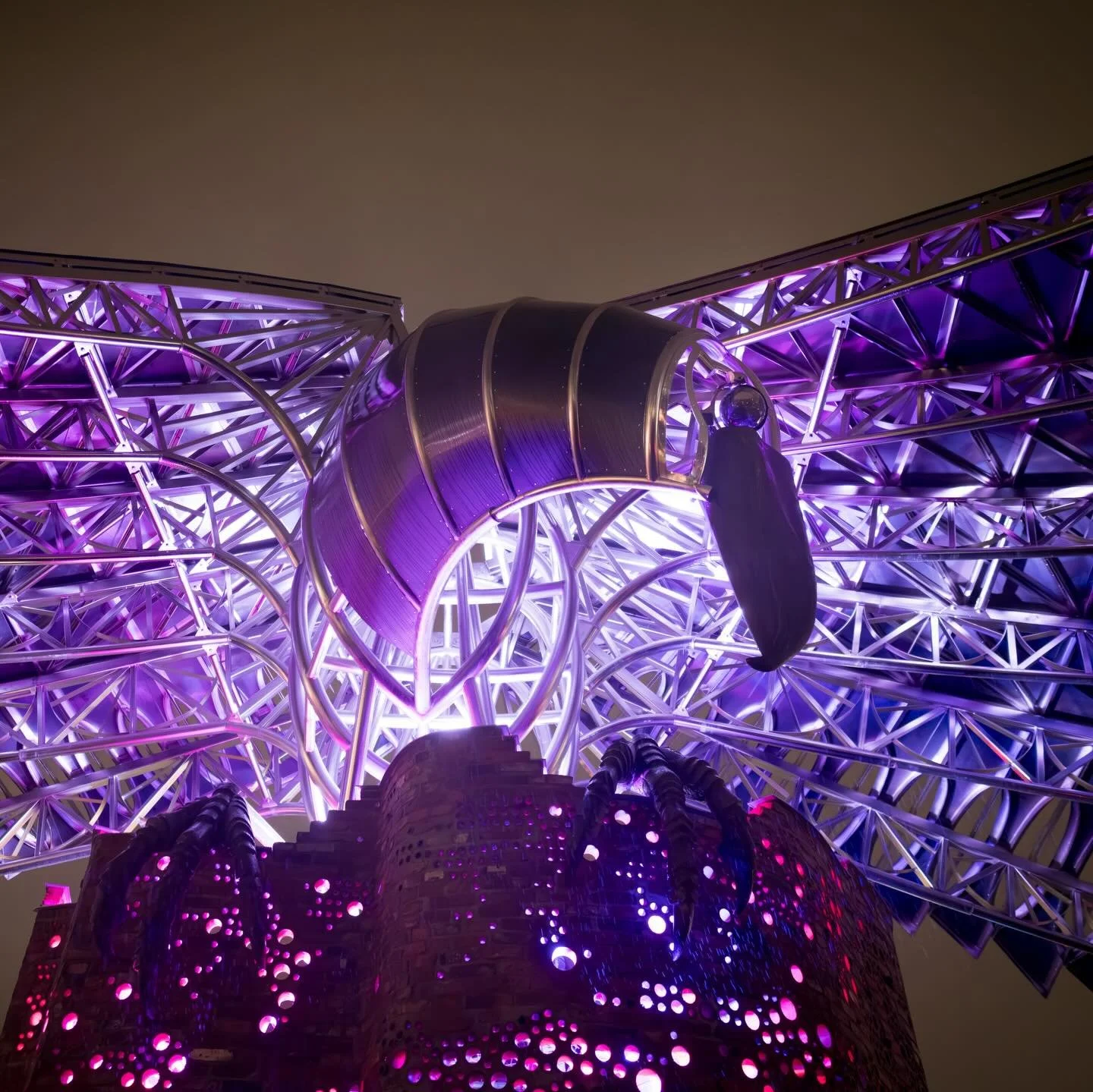 Miksi Teija ja Pekka Isor&auml;tty&auml;n teoksen aiheena on juuri korppi❓

&rdquo;Ajatus korpista syntyi intuitiivisesti. Kaupunkisuunnittelussa paikalle oli kaavailtu katos, johon meilt&auml; toivottiin integroitavaa taidetta. K&auml;&auml;nsimme a