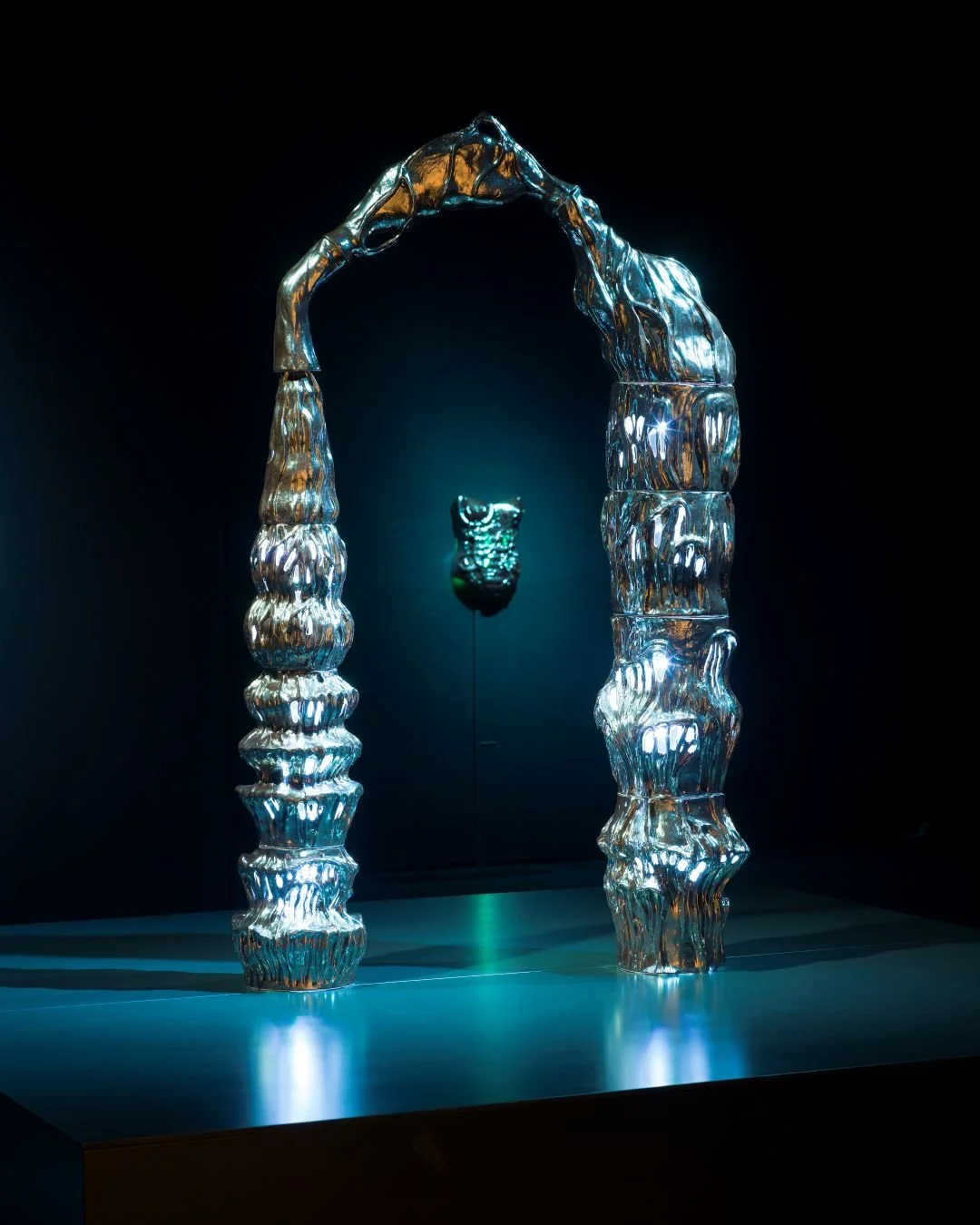 🩶Peiliss&auml; katoavat ajan varjot-n&auml;yttelyn kuvataiteilija Mariam Falaileh kertoo taiteellaan tarinoita. Keramiikan, veistosten ja installaatioiden kautta Falaileh tutkii tiedostamattoman mielen ja ulkoisen todellisuuden vuorovaikutusta. 🩶

