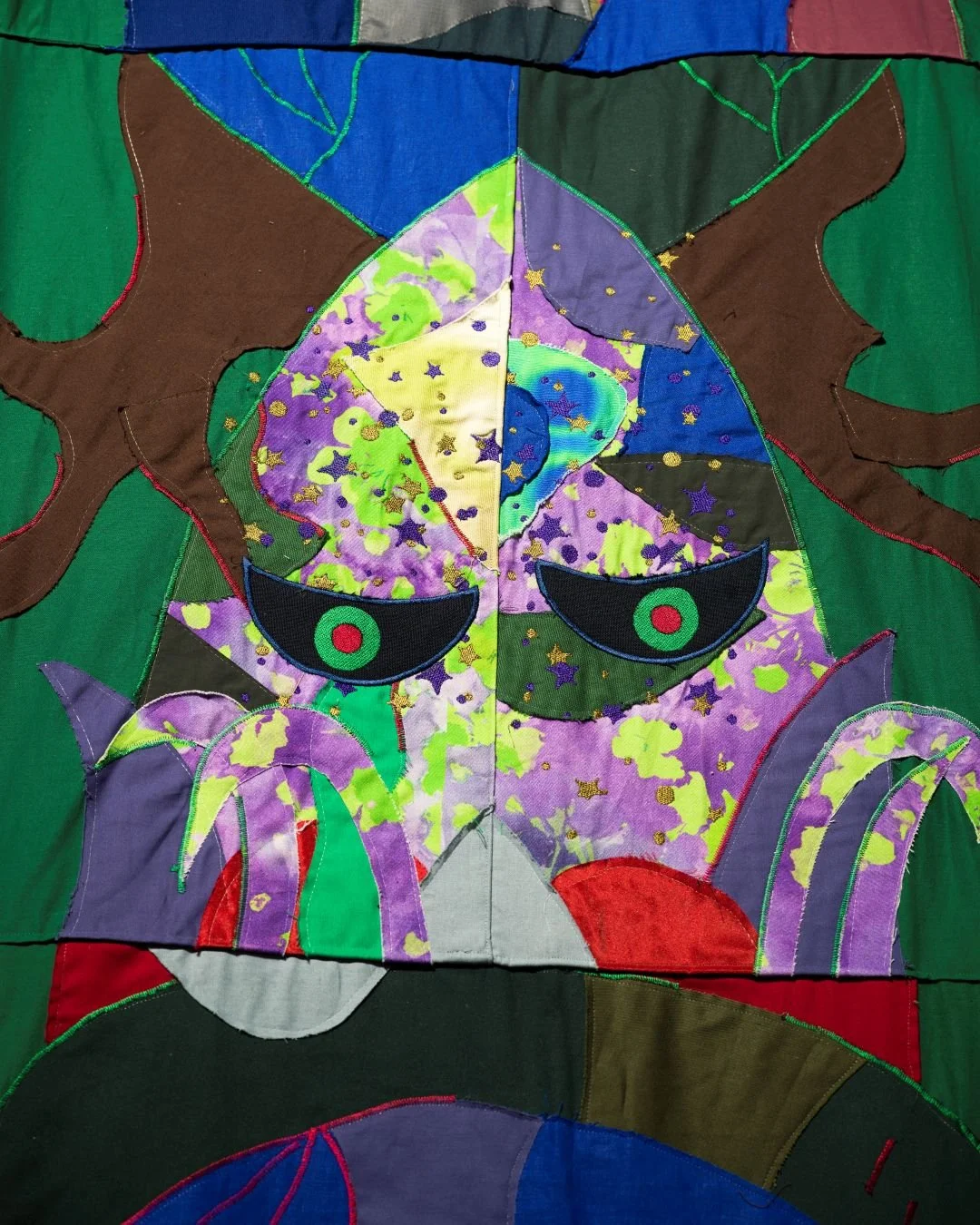 💜Peiliss&auml; katoavat ajan varjot -n&auml;yttelyn kuvataiteilija Timo Vaittinen (s. 1976 -) tekee kangasteoksia, installaatioita, maalauksia ja videoteoksia. H&auml;nen taiteensa saa vaikutteita 1960-luvun psykedeelisest&auml; kuvastosta ja optise