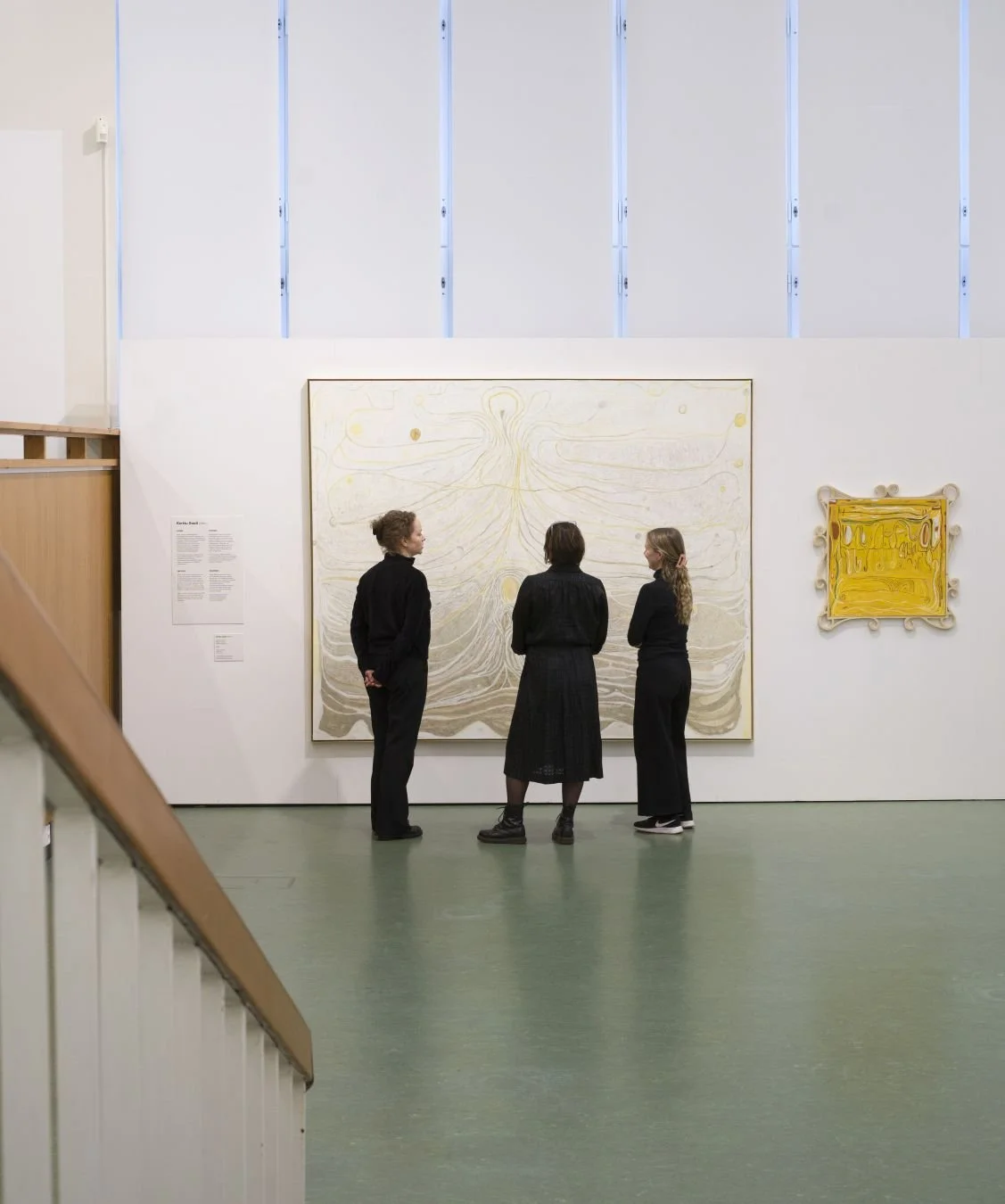 💛 V&auml;rein ajateltu -n&auml;yttelyss&auml; n&auml;hd&auml;&auml;n muun muassa Kerttu Saalin teoksia! 🎨

Saalin ty&ouml;skentelyss&auml; v&auml;rien kanssa on keskeist&auml; vapaus: h&auml;n maalaa l&auml;hes aina ilman suunnitelmaa. Saali on amm