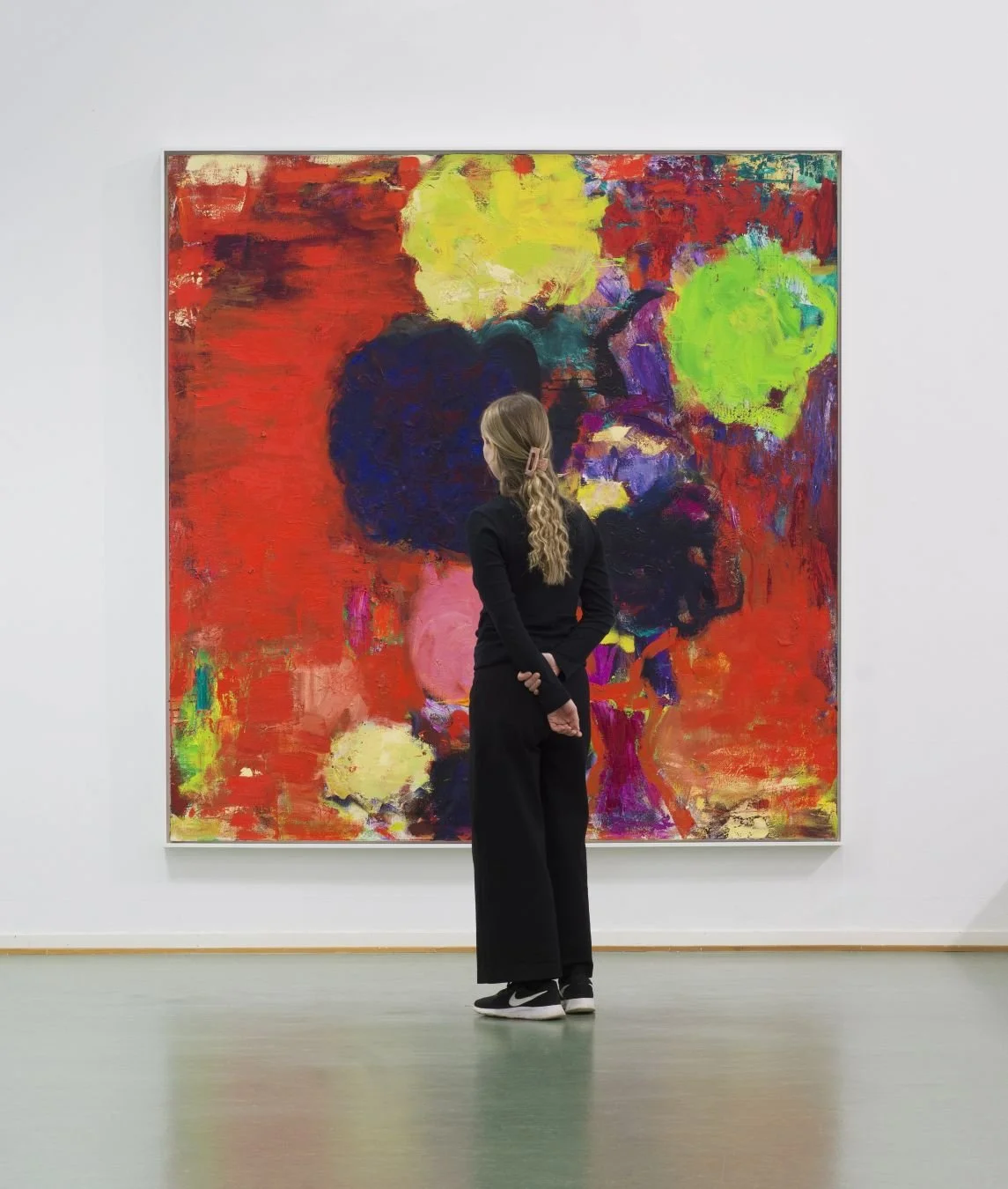 🌼 V&auml;rein ajateltu -n&auml;yttelyss&auml; on esill&auml; Raili Tangin v&auml;reill&auml; ilotteleva maalaus Flower Power (2024) Vantaan taidemuseon kokoelmasta. 🎨

Tang tunnetaan voimakkaista, v&auml;reilt&auml;&auml;n runsaista ja ekspressiivi