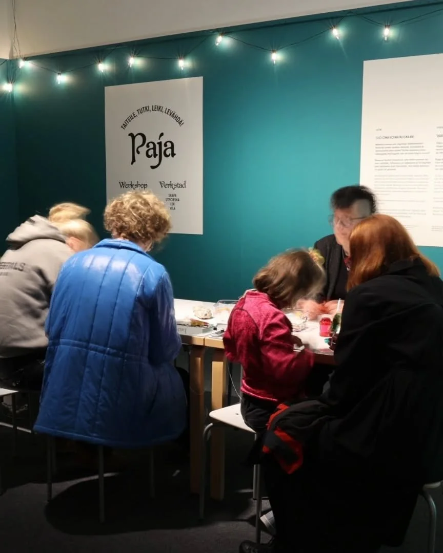 Tervetuloa Artsiin v&auml;lip&auml;ivin&auml;! Peiliss&auml; katoavat ajan varjot -n&auml;yttelyn suositussa pajassa voit pohtia, millaista voimaa saat taiteesta ja askarrella kierr&auml;tysmateriaalista voimatalismaanin. Paja sopii kaiken ik&auml;is