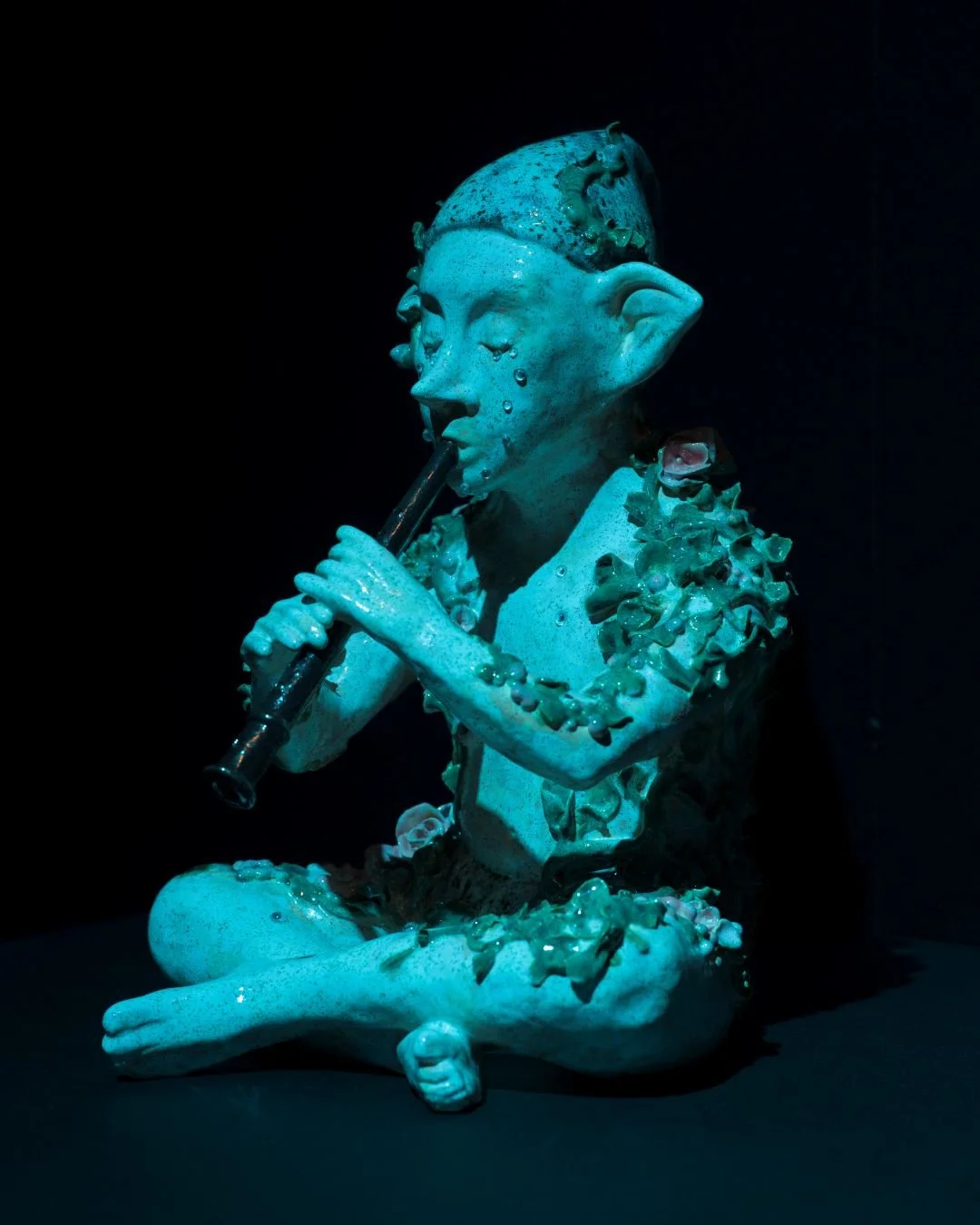 💫Peiliss&auml; katoavat ajan varjot -n&auml;yttelyn taiteilijan Mariam Falailehin installaation ytimess&auml; ovat valoa hehkuvat keraamiset veistokset, jotka toimivat portteina toisiin todellisuuksiin &ndash; teokset muodostavat yhdess&auml; luolas