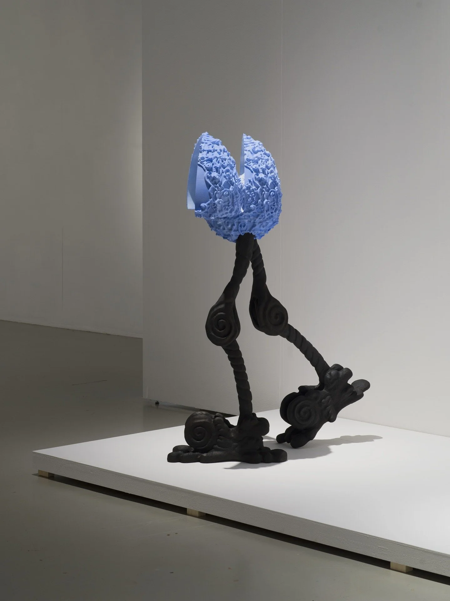 💜Peiliss&auml; katoavat ajan varjot -n&auml;yttelyn kuvanveist&auml;j&auml; Eetu Sihvonen ty&ouml;skentelee digitaalisten valmistusmenetelmien sek&auml; k&auml;sin veistetyn puun parissa.💜

Sihvosen teossarjan Origin (2025) puiset osat on valmistet