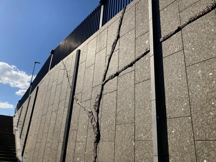 Perttu Saksan "Koskettaa," -teoskokonaisuuteen kuuluva reliefi (2024, Aviapolis). Kuva Perttu Saksa.