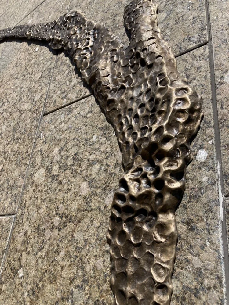 Yksityiskohta Perttu Saksan "Koskettaa," -teoskokonaisuuteen kuuluvasta reliefistä (2024, Aviapolis). Kuva: Perttu Saksa.