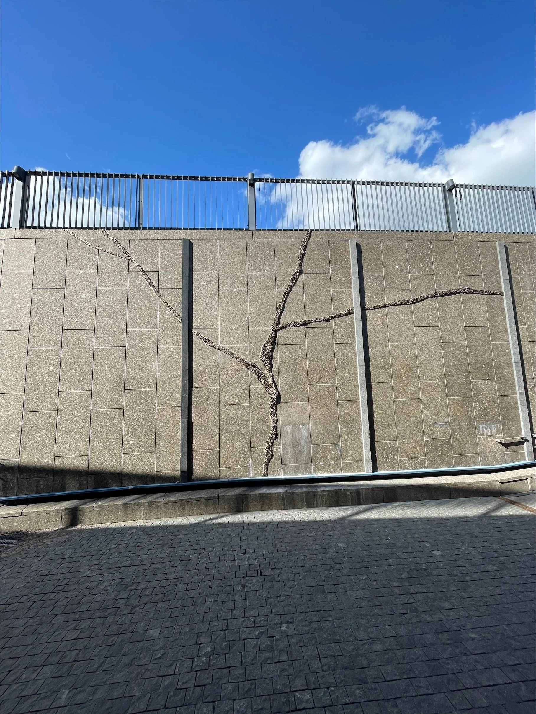 Perttu Saksan "Koskettaa,"-teoskokonaisuuteen kuuluva reliefi (2024, Aviapolis). Kuva: Perttu Saksa.