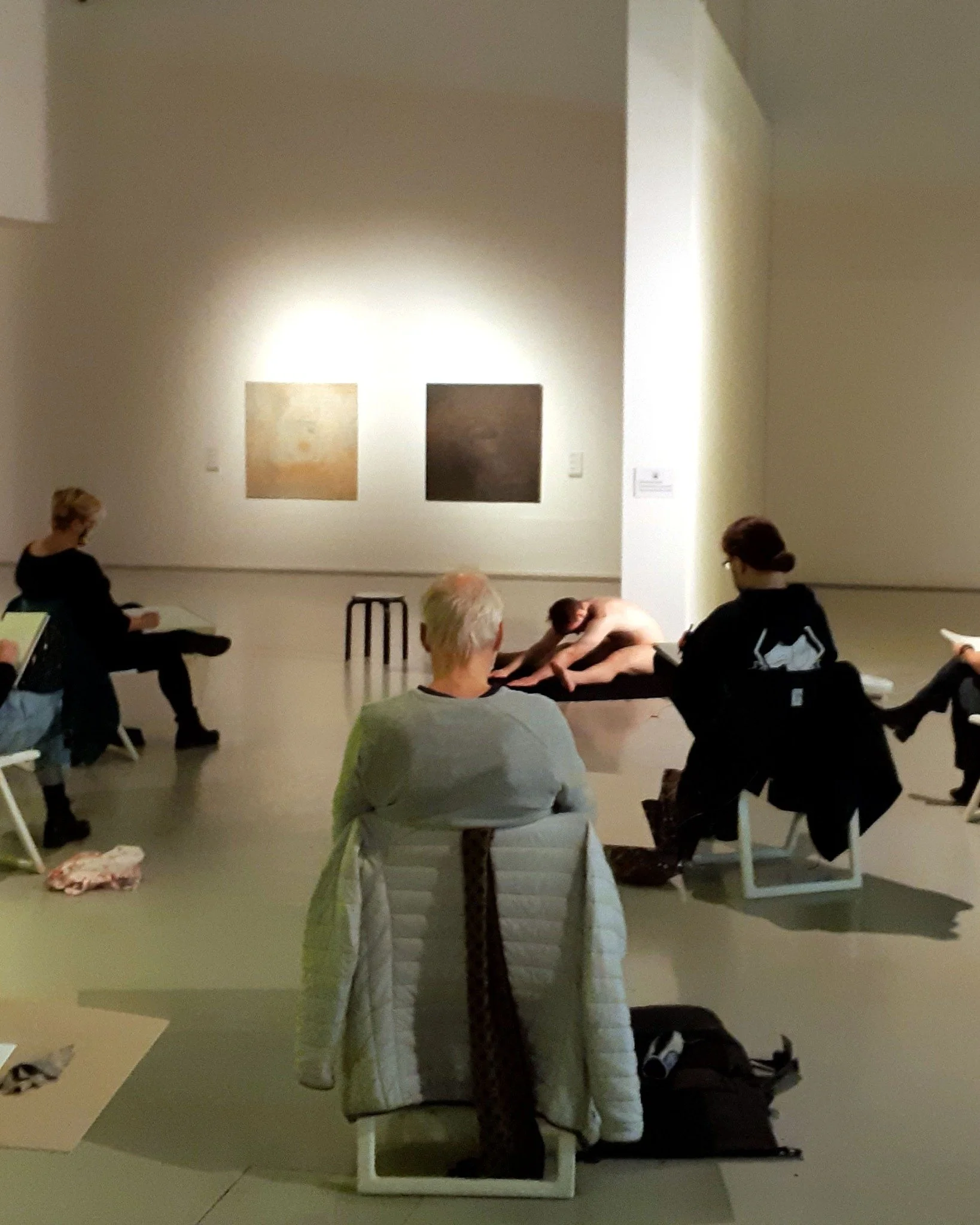 Keskiviikkona 11.2. klo 18-20 on taas croquis-piirrustusillan aika! 
Tervetuloa Artsin n&auml;yttelysaliin piirt&auml;m&auml;&auml;n el&auml;v&auml;&auml; mallia omin v&auml;linen. Osallistumismaksu on 5&euro; ja se maksetaan tapahtuman yhteydess&aum