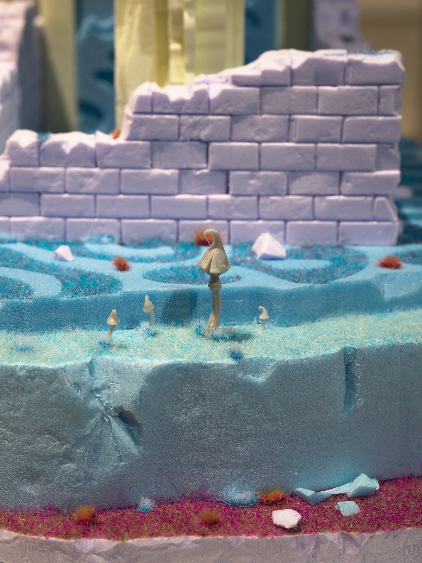 Peiliss&auml; katoavat ajan varjot -n&auml;yttelyn taiteilijan Timo Vaittisen teoksissa materiaalivalinnat ovat keskeinen osa sis&auml;lt&ouml;&auml;. H&auml;nen porttimainen installaationsa viittaa fantasia- ja scifi-maailmojen portaaleihin ja hy&ou