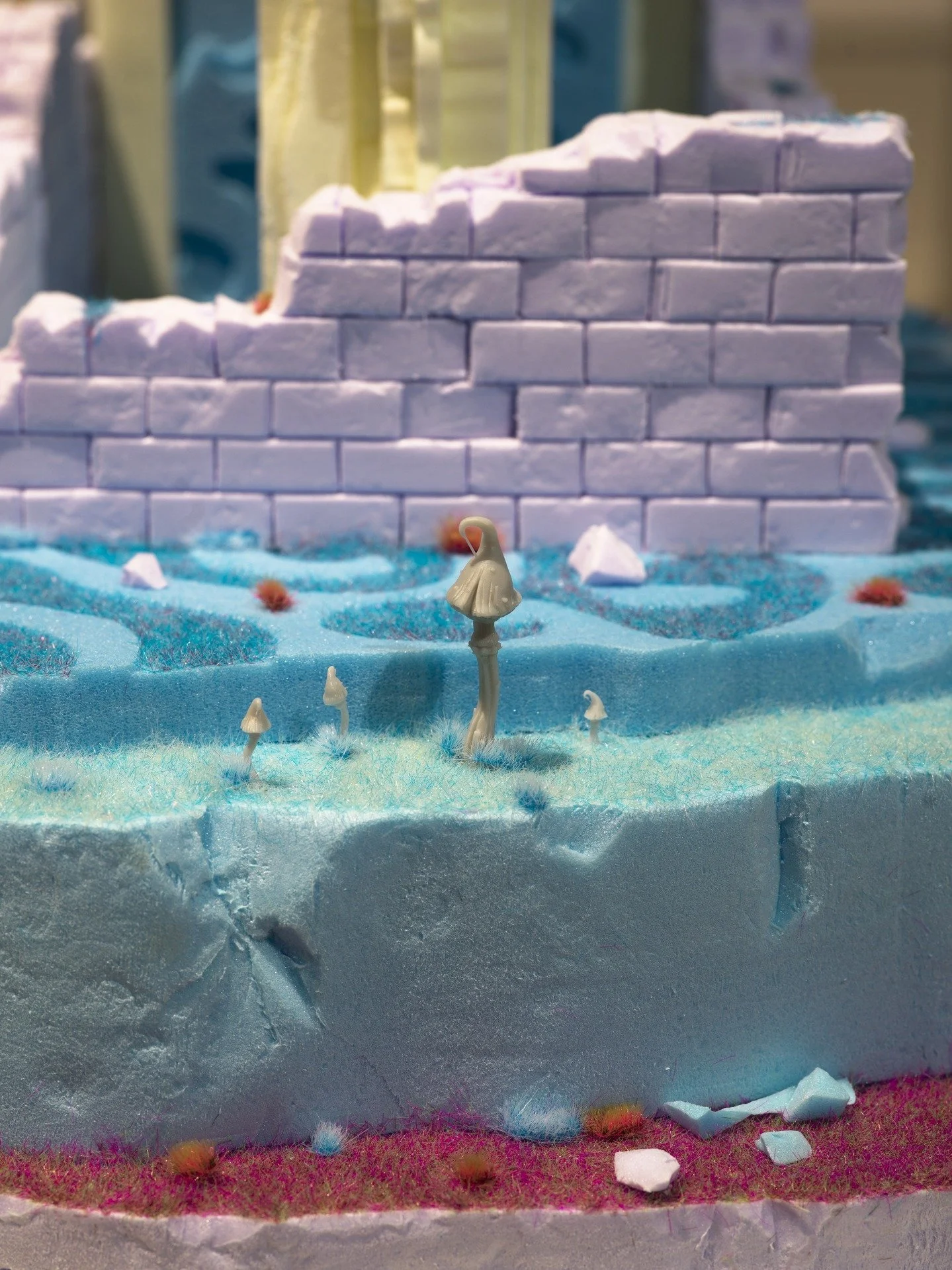 Peiliss&auml; katoavat ajan varjot -n&auml;yttelyn taiteilijan Timo Vaittisen teoksissa materiaalivalinnat ovat keskeinen osa sis&auml;lt&ouml;&auml;. H&auml;nen porttimainen installaationsa viittaa fantasia- ja scifi-maailmojen portaaleihin ja hy&ou