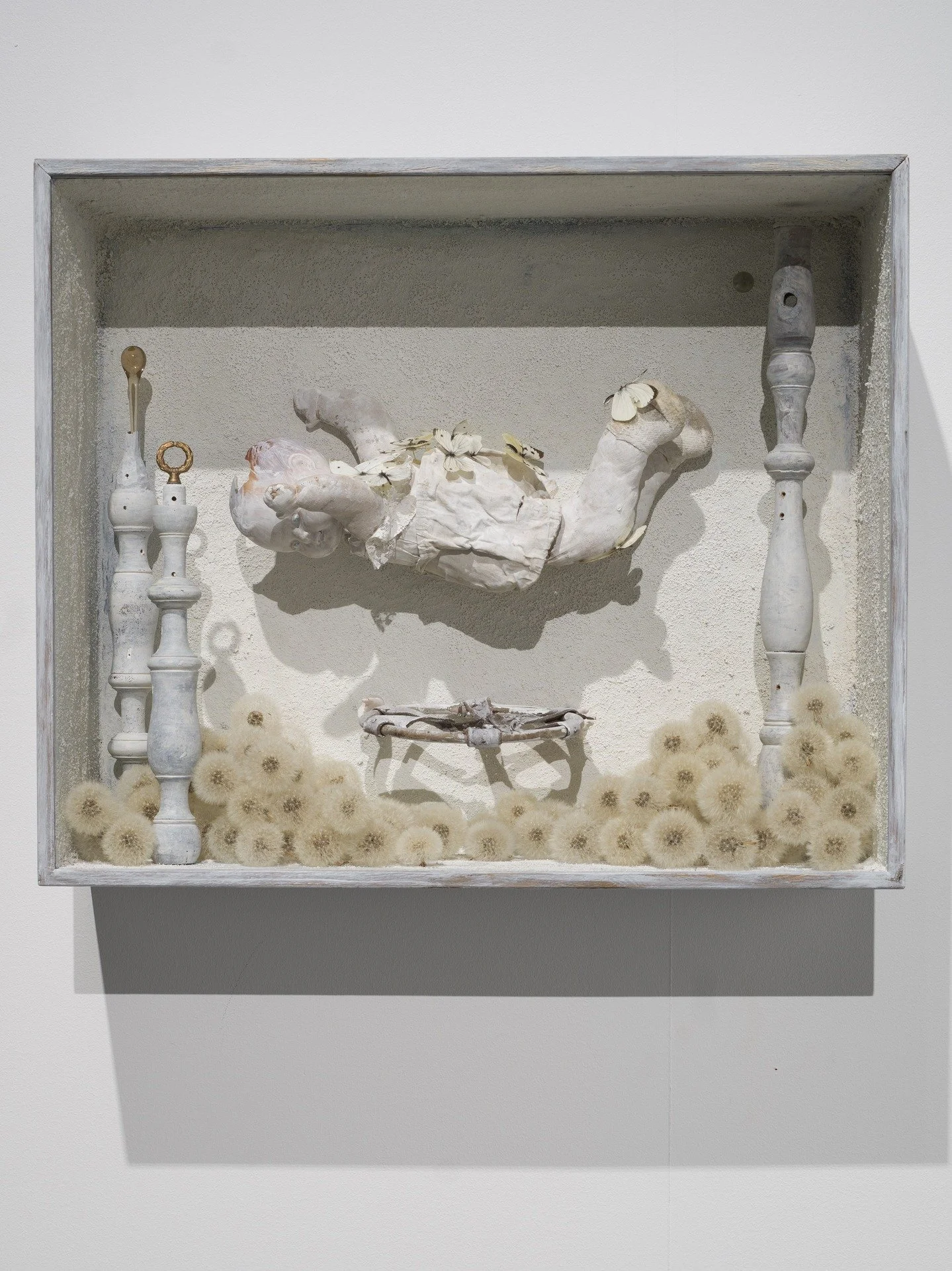 Peiliss&auml; katoavat ajan varjot -n&auml;yttelyn Kaija Poijulan teokset syntyv&auml;t l&ouml;ydetyist&auml; ja saaduista materiaaleista, joita h&auml;n k&auml;ytt&auml;&auml; sellaisenaan tai ty&ouml;st&auml;&auml;, kuten polttaa, purkaa tai maalaa