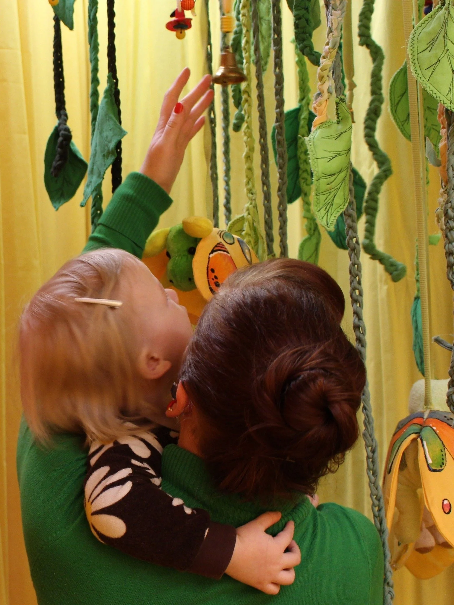 Hei vauva- ja taaperoperheet, tervetuloa suosittuihin V&auml;rikk&auml;it&auml; &auml;&auml;ni&auml; -el&auml;myspajoihin taas huhtikuussa! 

V&auml;rikk&auml;it&auml; &auml;&auml;ni&auml; on el&auml;myspaja, johon aikuinen ja 5-24 kuukauden ik&auml;