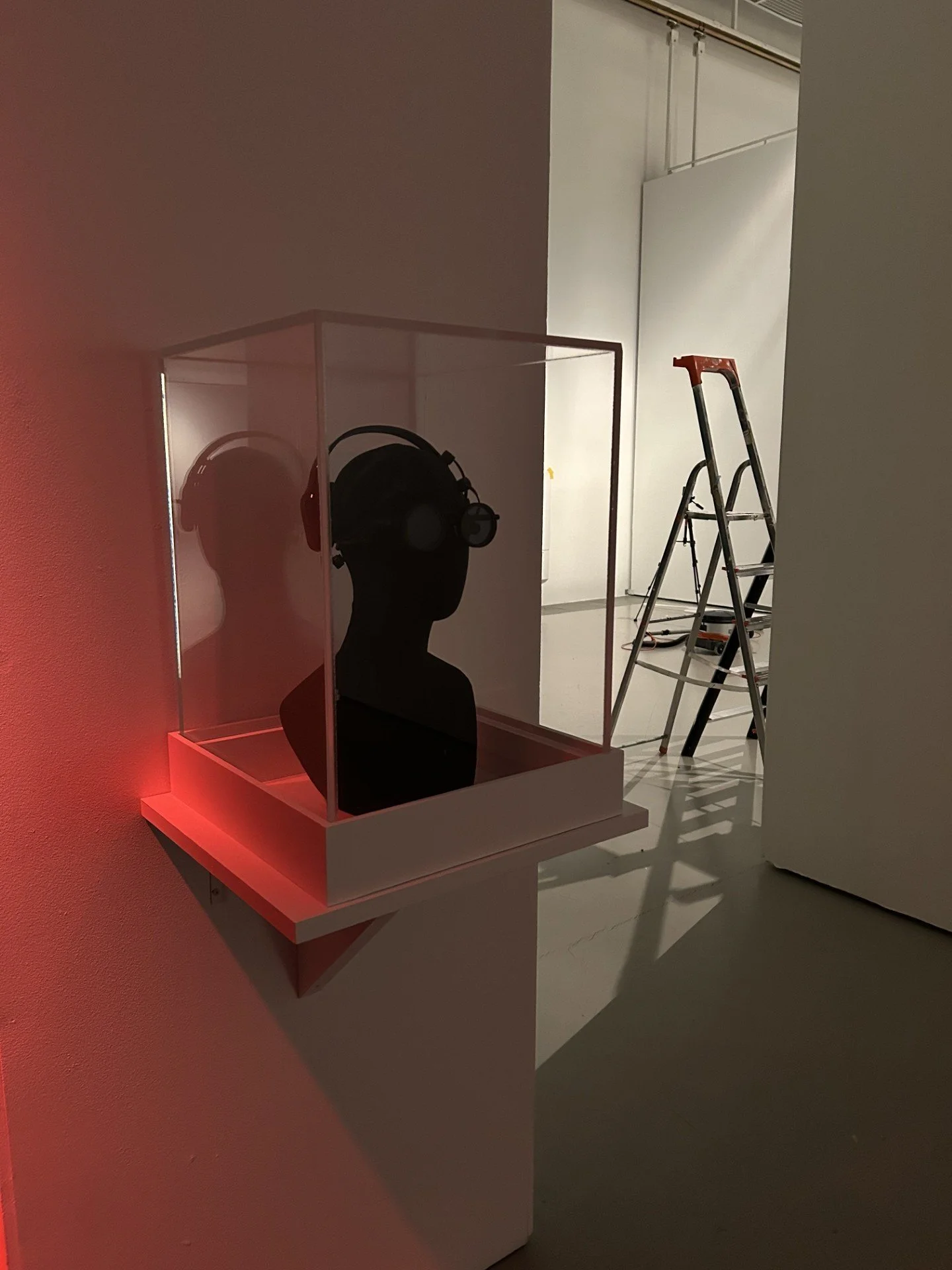 N&auml;yttelyvaihto on aina taidemuseolla tiiviin ty&ouml;n aikaa. Kun edellinen n&auml;yttely on purettu, uuden n&auml;yttelyn valmistelut valtaavat n&auml;yttelytilan. Artsissa se tarkoittaa usein yhteisty&ouml;t&auml; taiteilijoiden kanssa. Niin m