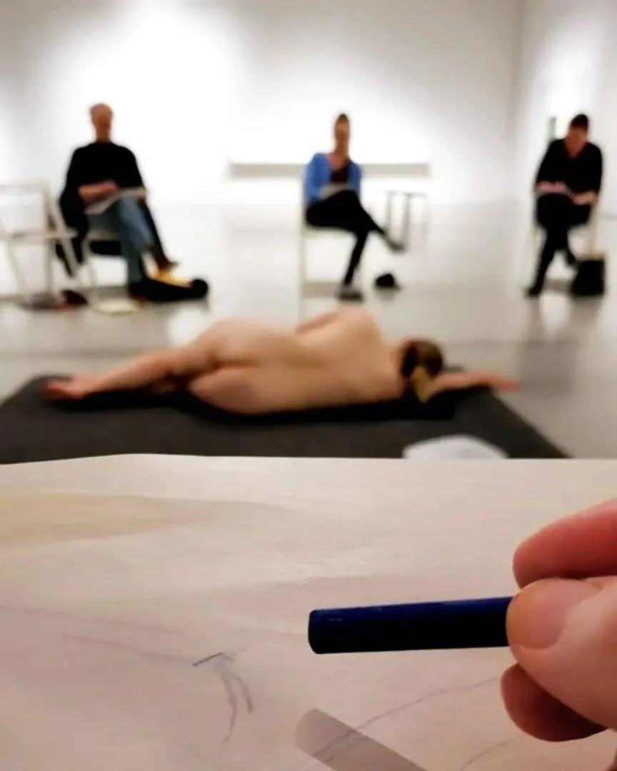 Keskiviikkona 22.4. klo 18-20 Artsissa piirret&auml;&auml;n taas el&auml;v&auml;&auml; mallia. Tervetuloa croquis-iltaan! 

Osallistumismaksu 5&euro;. Ota mukaan omat piirustusv&auml;lineet ja saavu ajoissa paikalle, piirt&auml;misrauhan vuoksi sulje