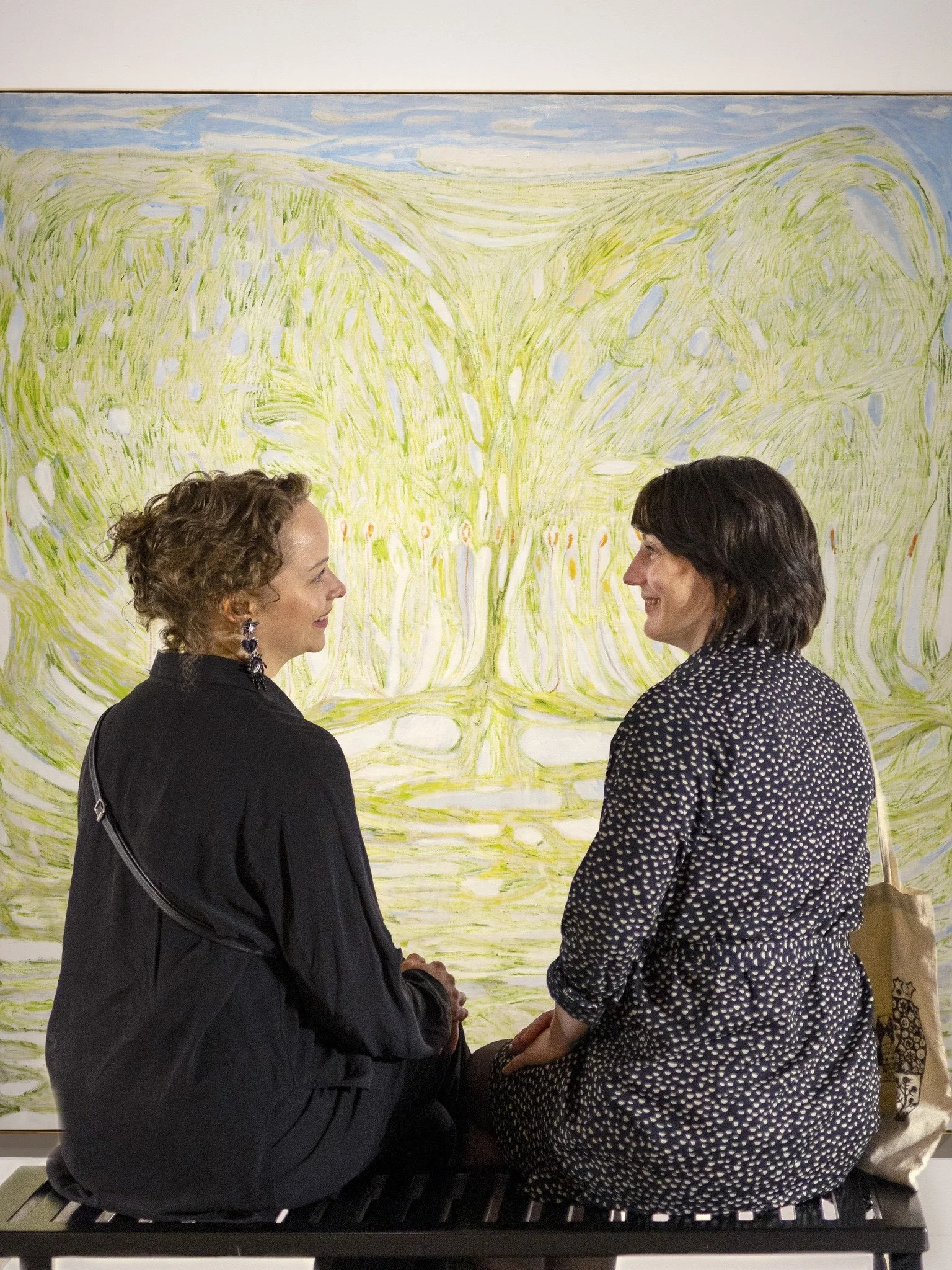 💚 Tervetuloa tutustumaan Empatia-n&auml;yttelyyn &auml;idin, iso&auml;idin tai &auml;itihahmon kanssa! Artsi on &auml;itienp&auml;iv&auml;n&auml; avoinna klo 11-16 ja museoon on maksuton sis&auml;&auml;np&auml;&auml;sy kaikille. Meilt&auml; voit my&