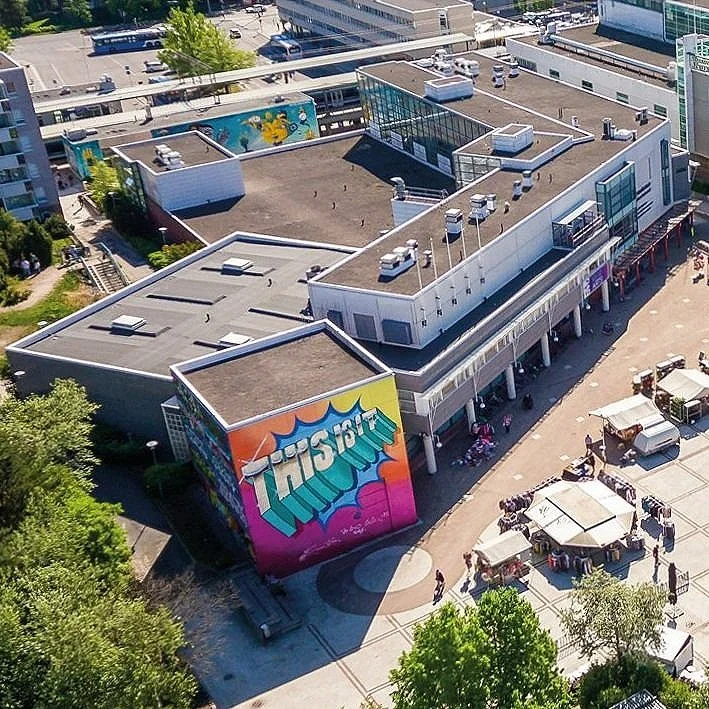 Myymäkitalo ilmasta kuvattuna.