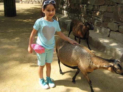 Rihab verbringt zusammen mit ihrer Patin einen schönen Tag im Zoo Hannover.