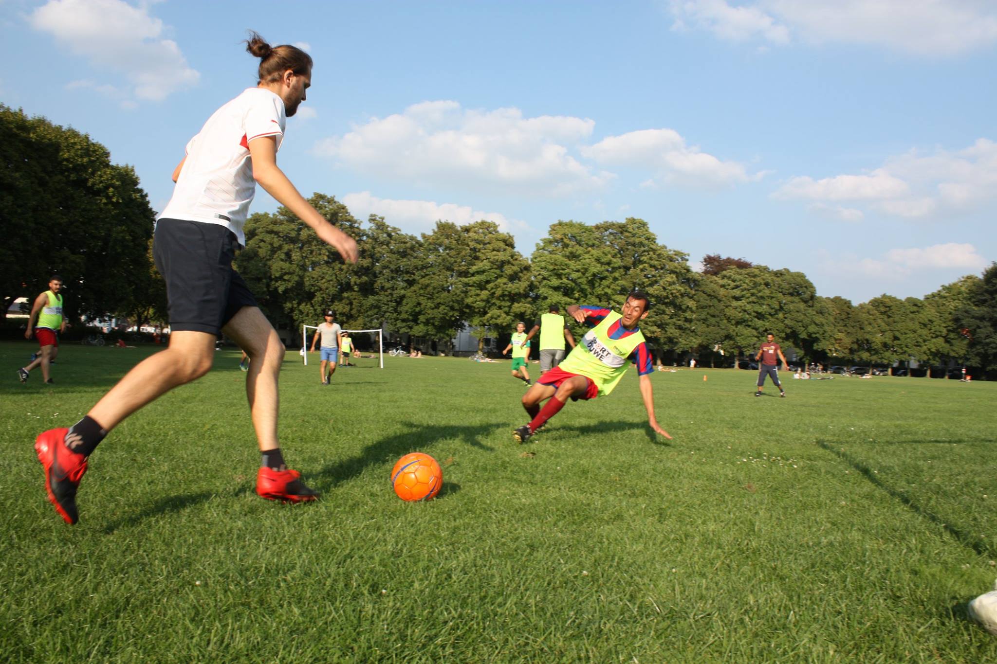 Gemeinsames Fußballspielen kann mit Trainingsmaterial wie Bällen unterstützt werden (i.d.R. keine Trikots!)